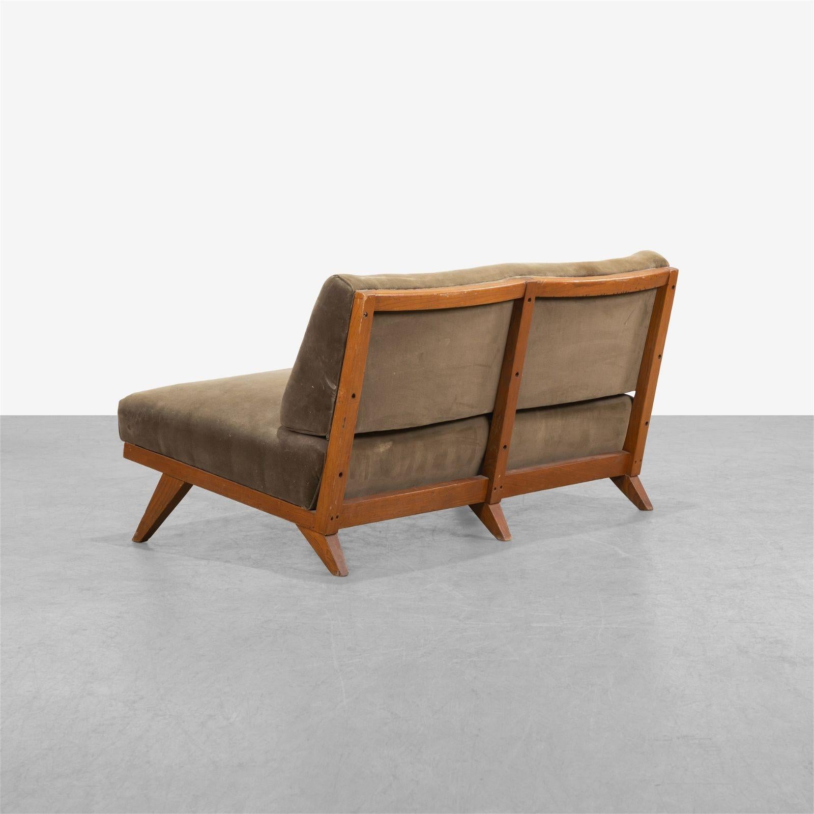 Este canapé moderno de mediados de siglo está diseñado al estilo de Abel Sorenson para Knoll, con fuertes influencias escandinavas. Sus líneas elegantes, su forma minimalista y sus patas en ángulo reflejan los principios de diseño funcionales pero