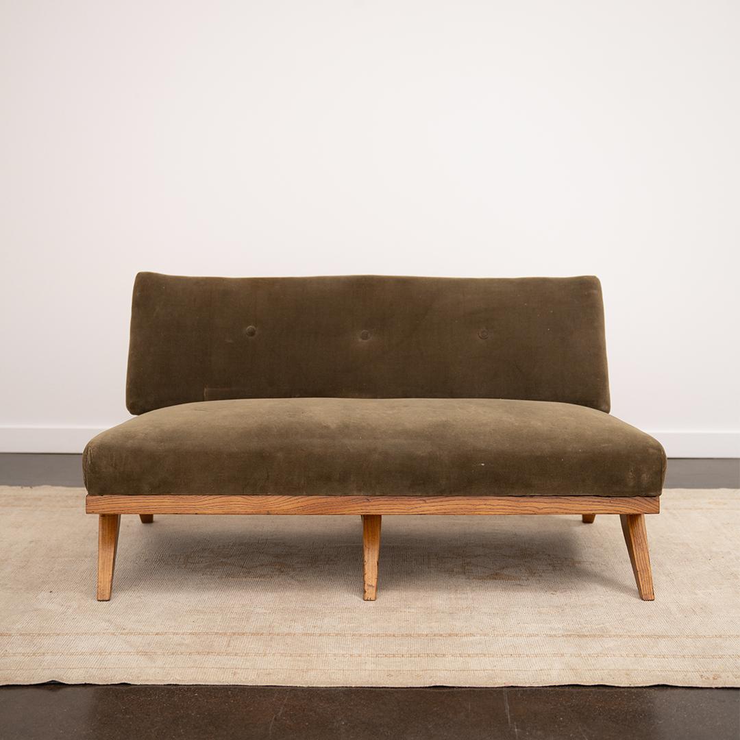 Este canapé moderno de mediados de siglo está diseñado al estilo de Abel Sorenson para Knoll, con fuertes influencias escandinavas. Sus líneas elegantes, su forma minimalista y sus patas en ángulo reflejan los principios de diseño funcionales pero