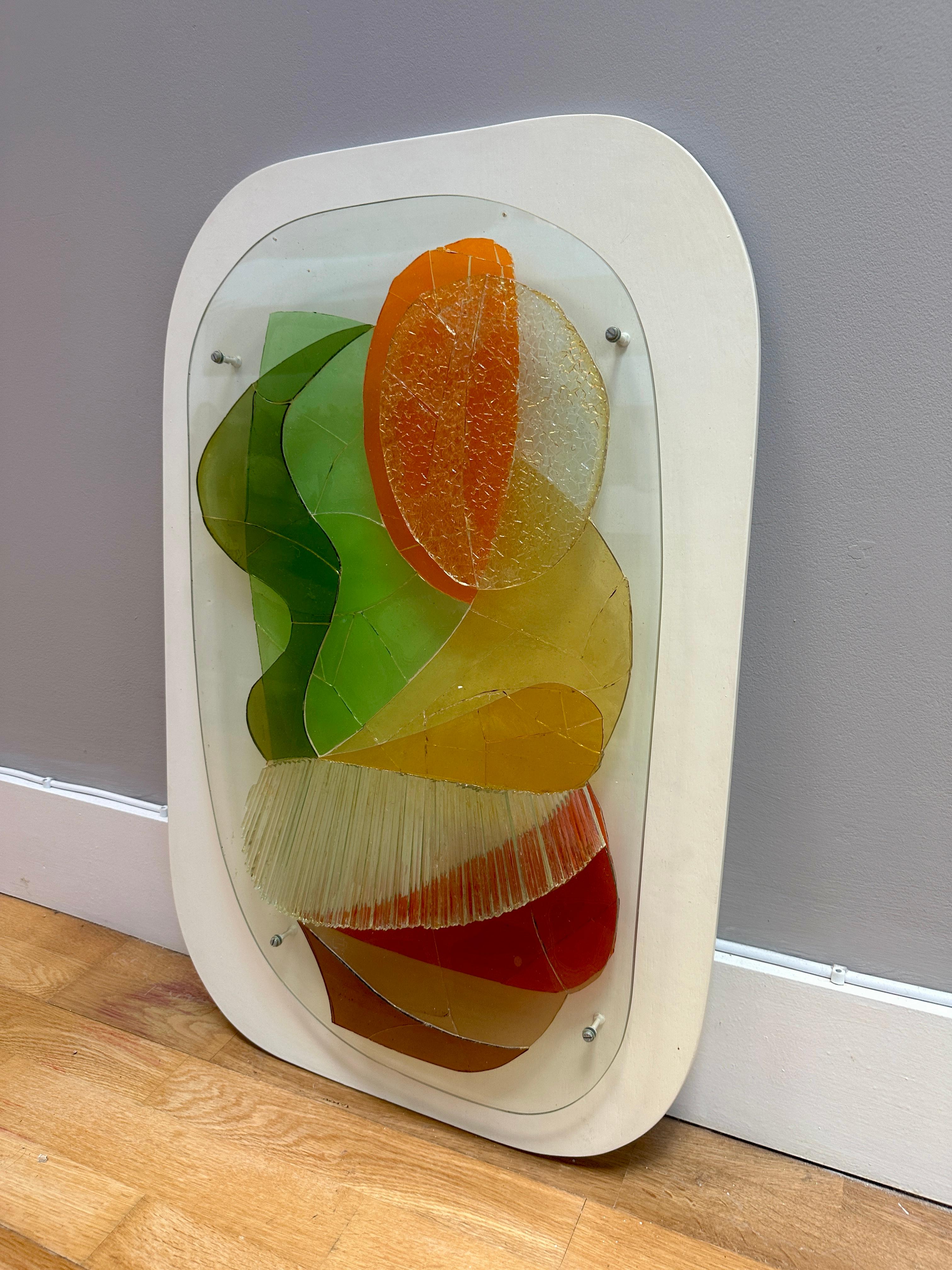 Ein kontinentales Stück zeitgenössischer Wandkunst aus der Mitte des Jahrhunderts. Die rechteckige Form Klarglas Stück angehoben und von der großen gleichen geformten Platte in weiß aufgehängt. In verschiedenen Schattierungen und Farben werden