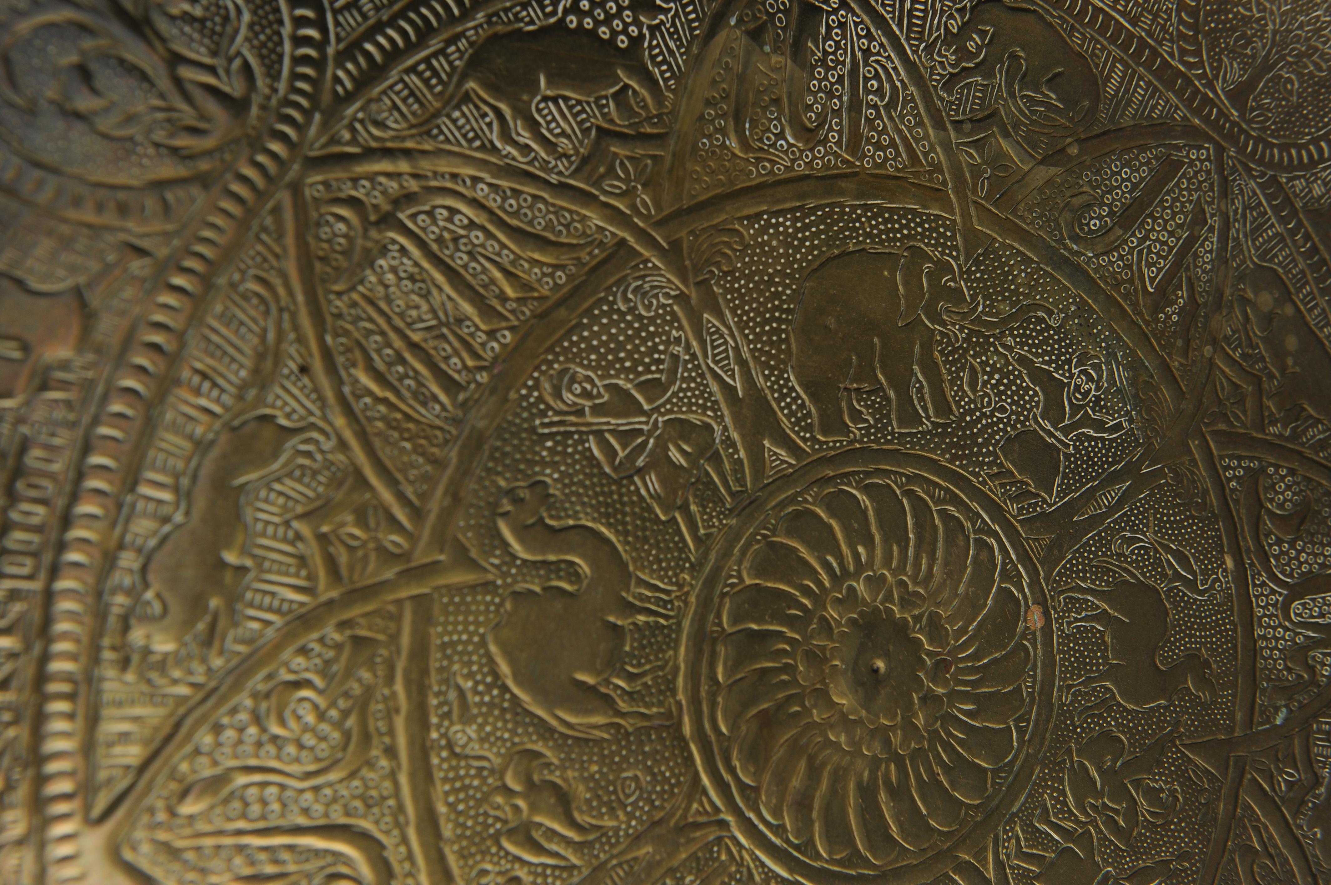 Ein ebonisierter Teetisch aus dem Nahen Osten 1540 mit abnehmbarem dekorativem Tablett aus Messing  im Zustand „Gut“ im Angebot in High Wycombe, GB