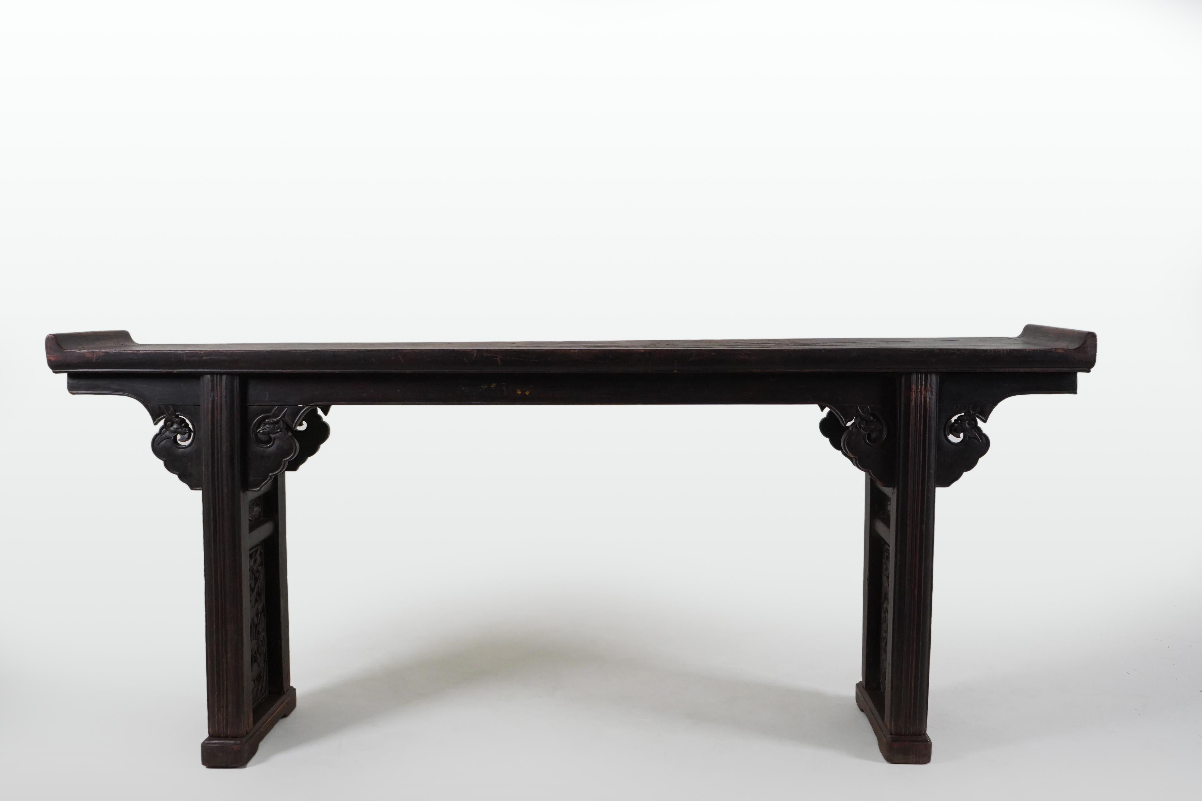 A Qing Dynasty Narrow Altar Table In Good Condition For Sale In Chicago, IL