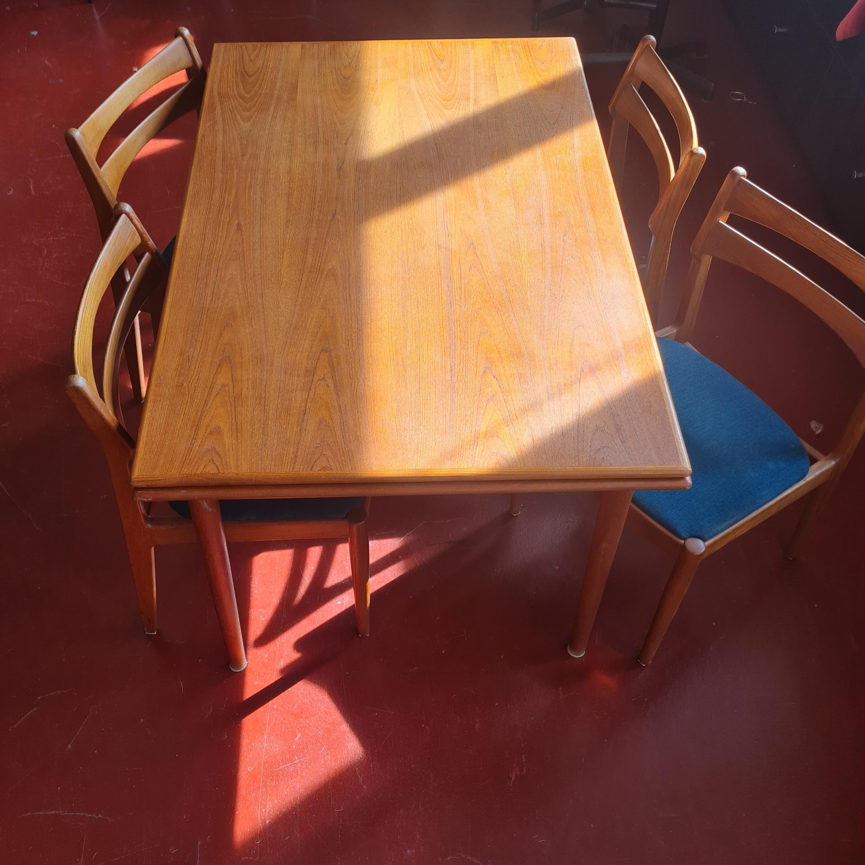  A. Mikael Laursen  Midcentury  extending dining table in solid teak   In Good Condition For Sale In Berlin, DE