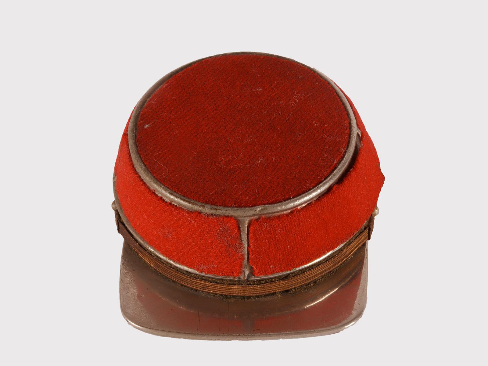 Snuffbox in white metal, brass and fabric, depicting a military cap with visor. This French snuffbox was made in the early 19th century. Hallmarks (E. D. Paris), France circa 1915.