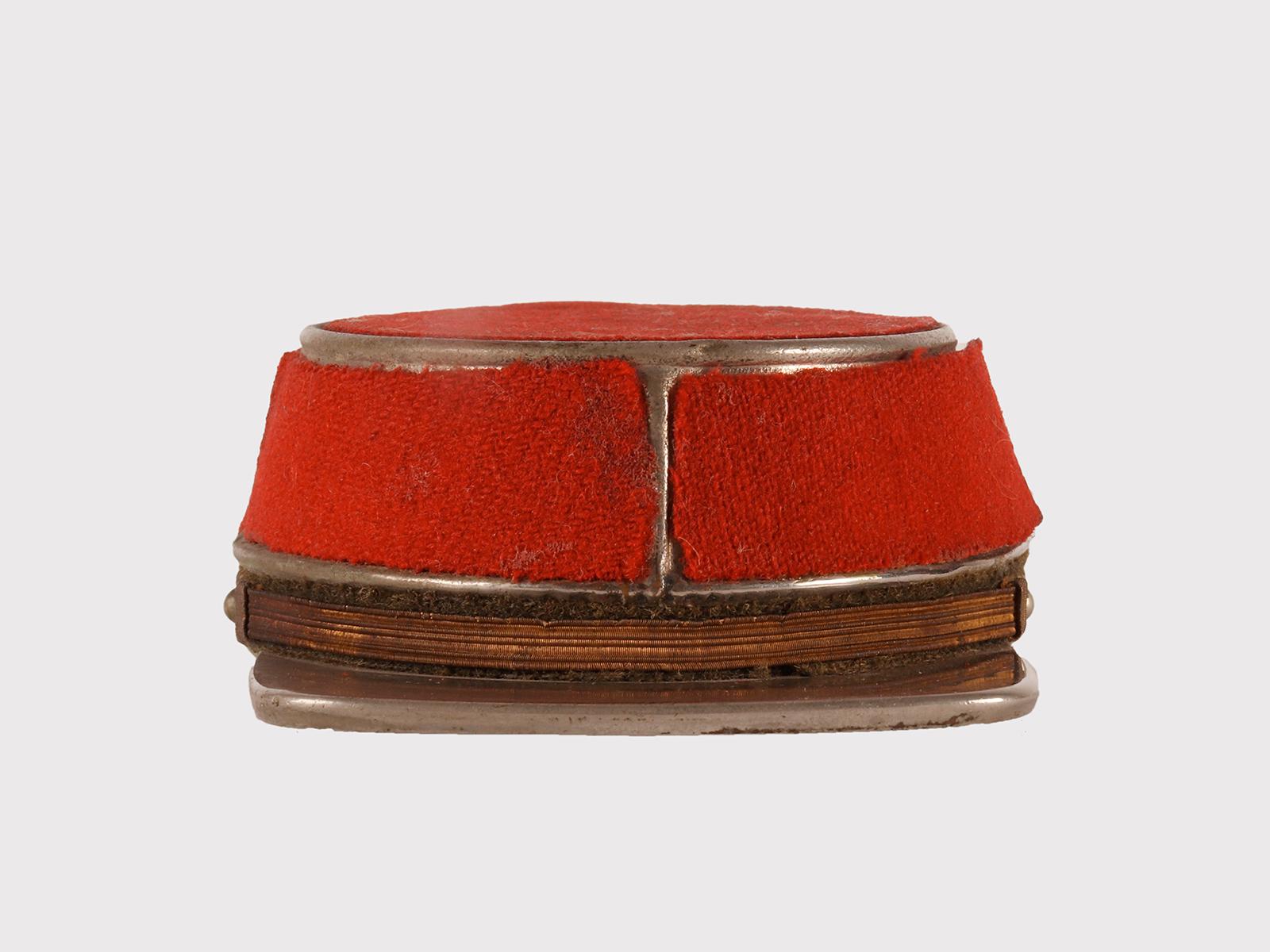 A military cap snuffbox, Paris, France beginning of 20th century In Good Condition For Sale In Milan, IT