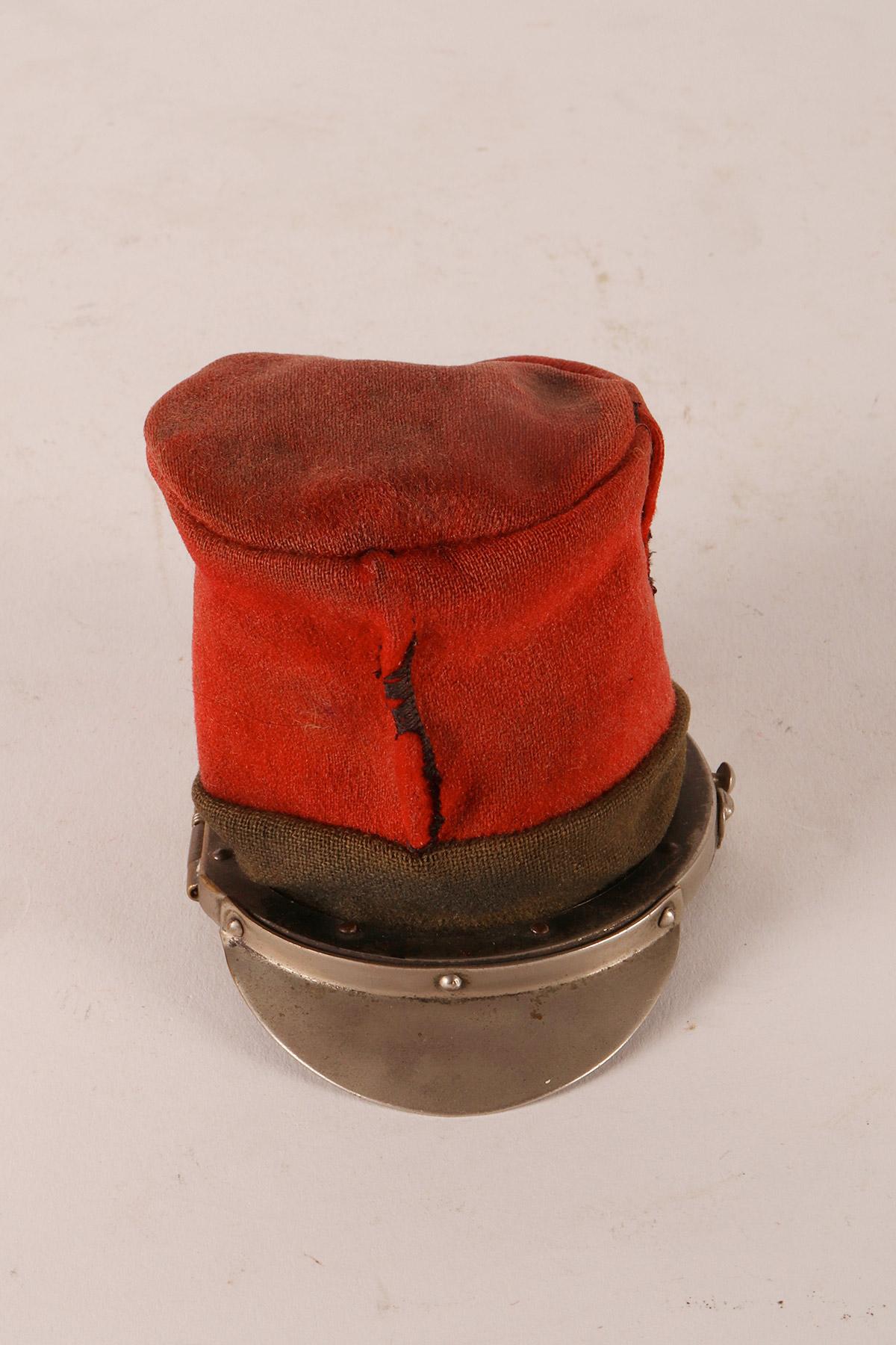 A military cap snuffbox, Paris, France beginning of 20th century. In Good Condition For Sale In Milan, IT