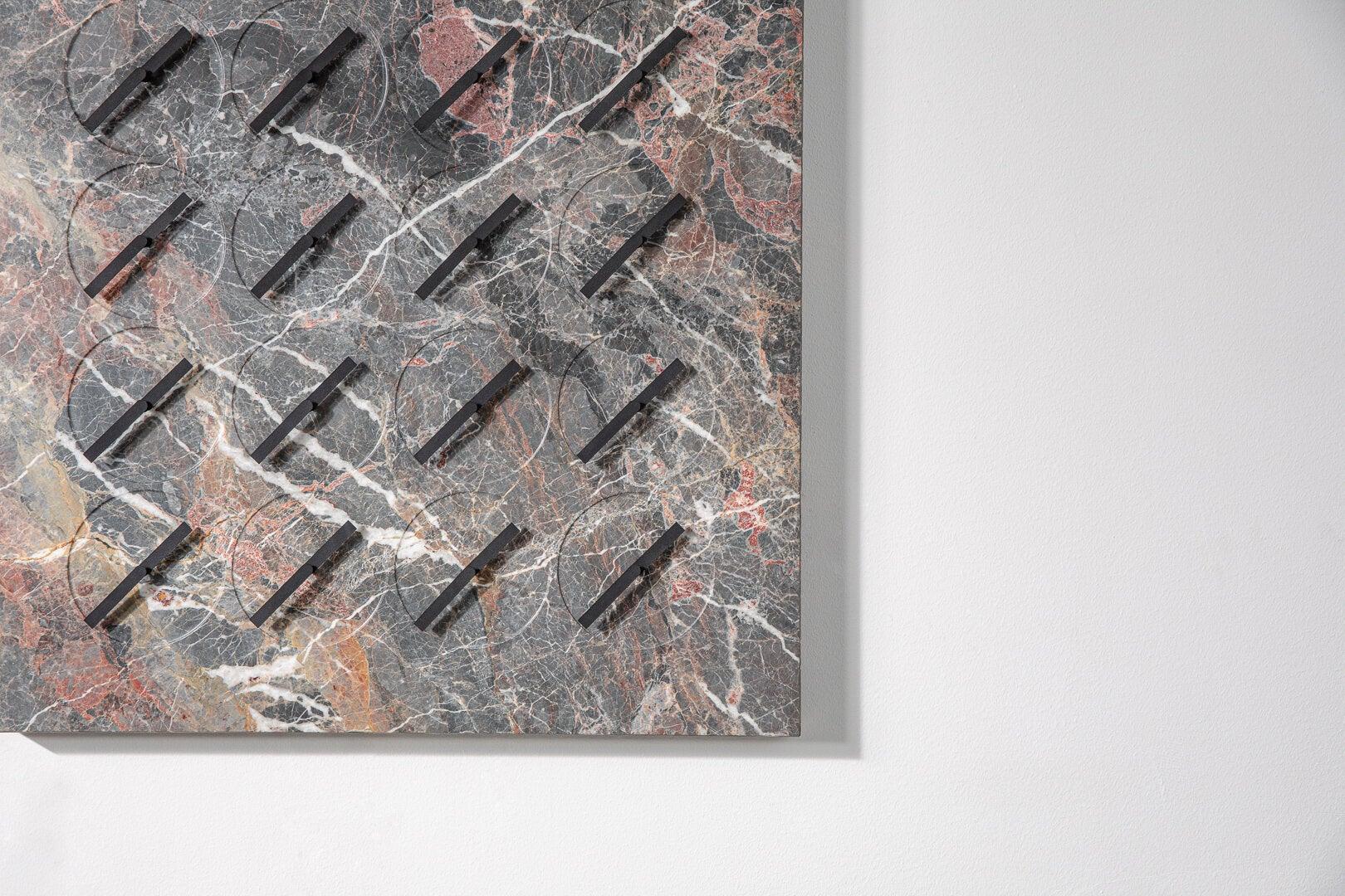 Un millón de veces 24 Reloj de pared de mármol Escultura de pared by Humans Since 1982 Siglo XXI y contemporáneo
