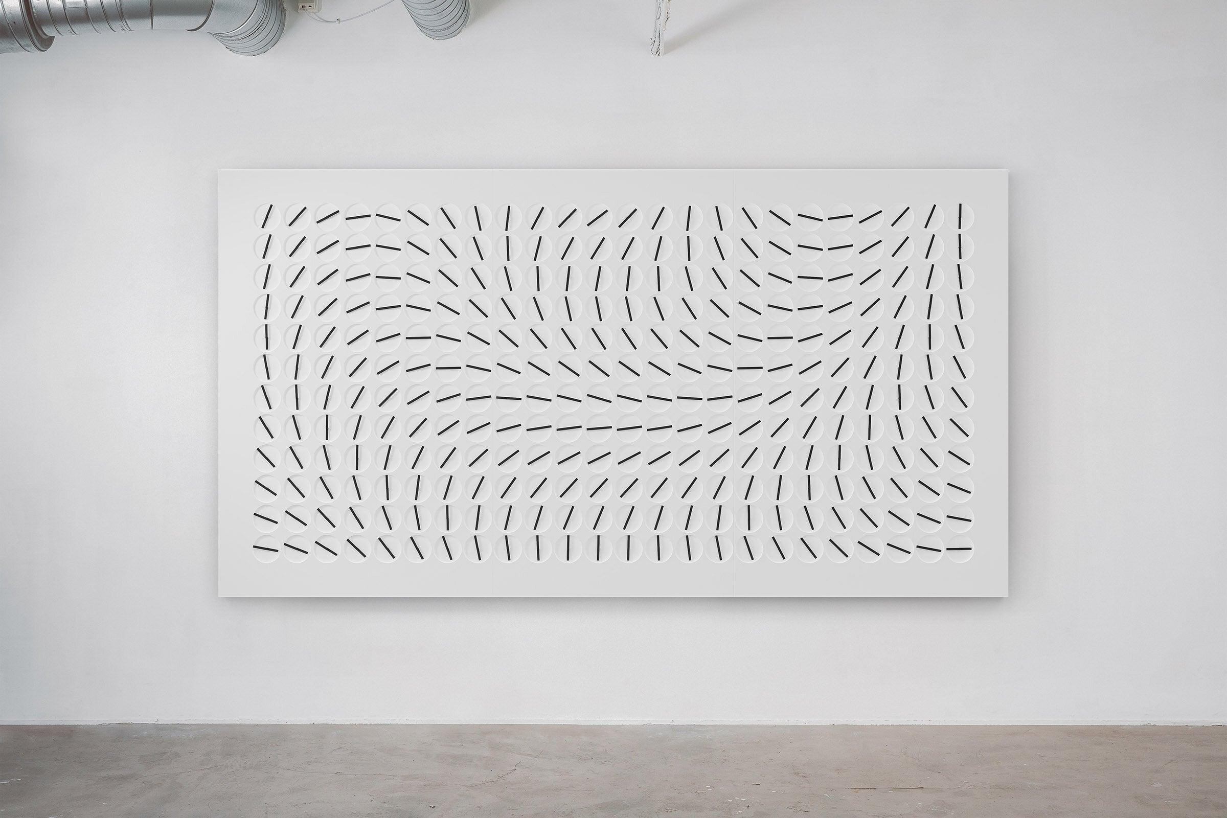 A Million Times 288 ''Ten'' Weiße Wanduhr-Wandskulptur von Humans seit 1982 (Schwedisch)