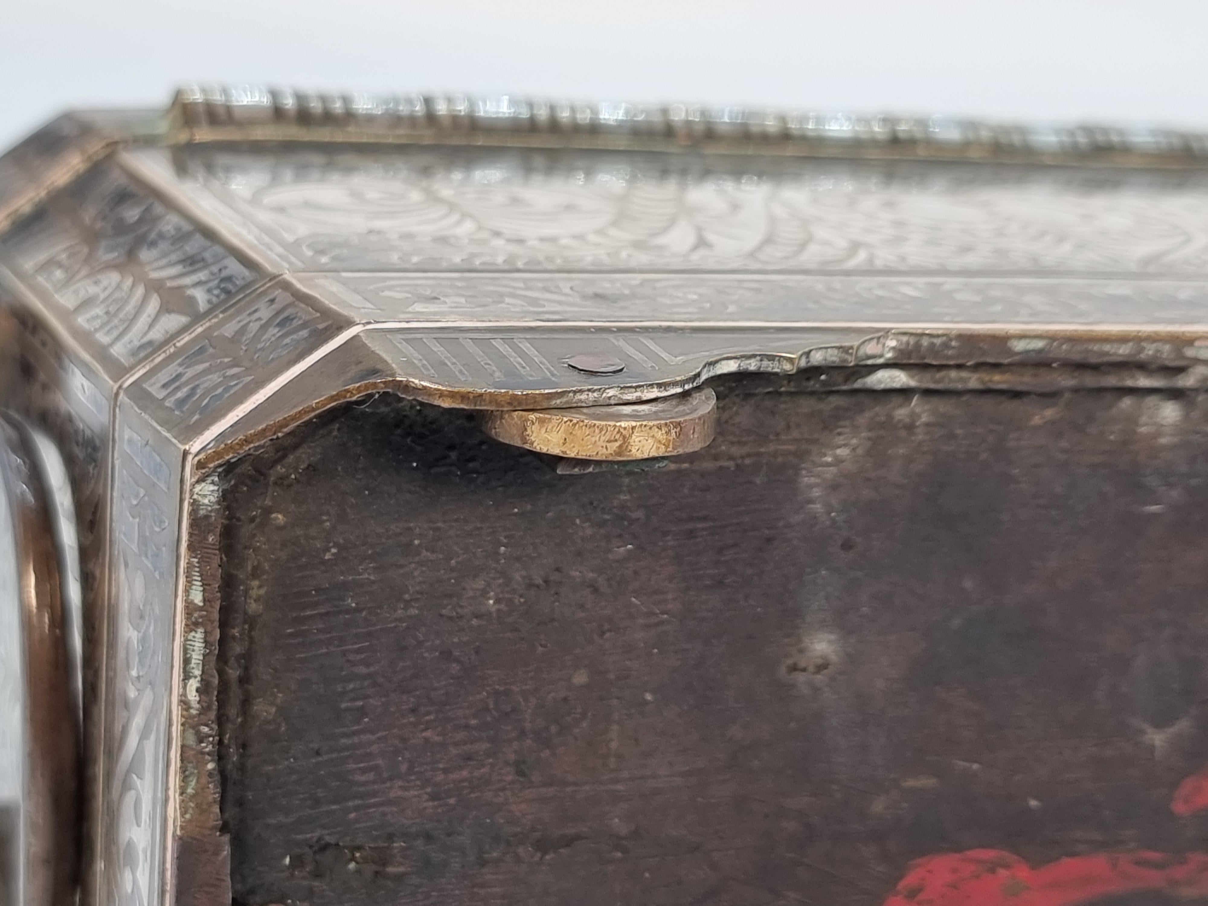 Scatola per noci betal in bronzo intarsiato in argento di Mindanao, islamica, metà o fine del XIX secolo in vendita 12