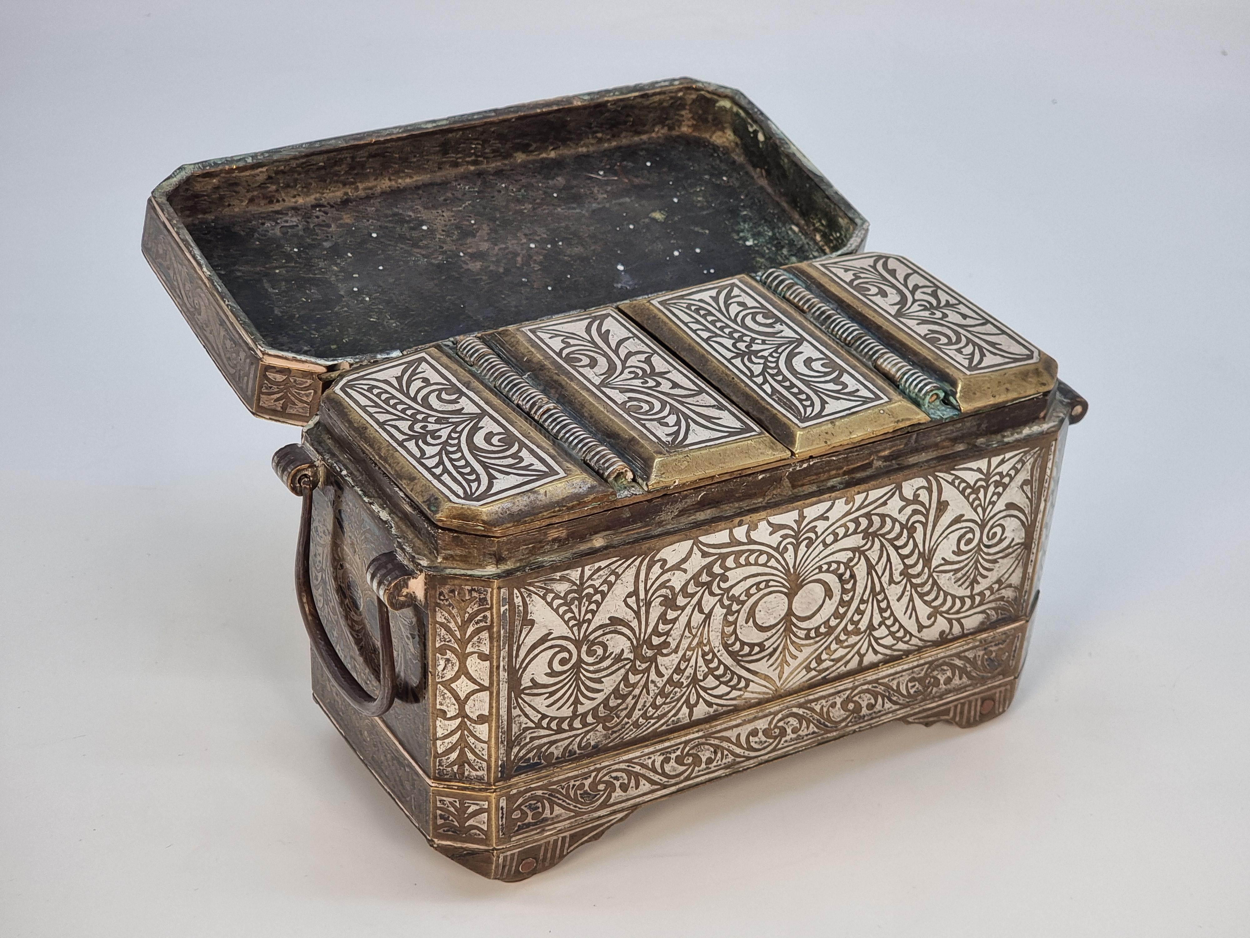 Scatola per noci betal in bronzo intarsiato in argento di Mindanao, islamica, metà o fine del XIX secolo In condizioni buone in vendita a Central England, GB