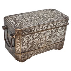 Caja para nueces de betal con incrustaciones de bronce y plata de Mindanao, islámica, mediados-finales del siglo XIX