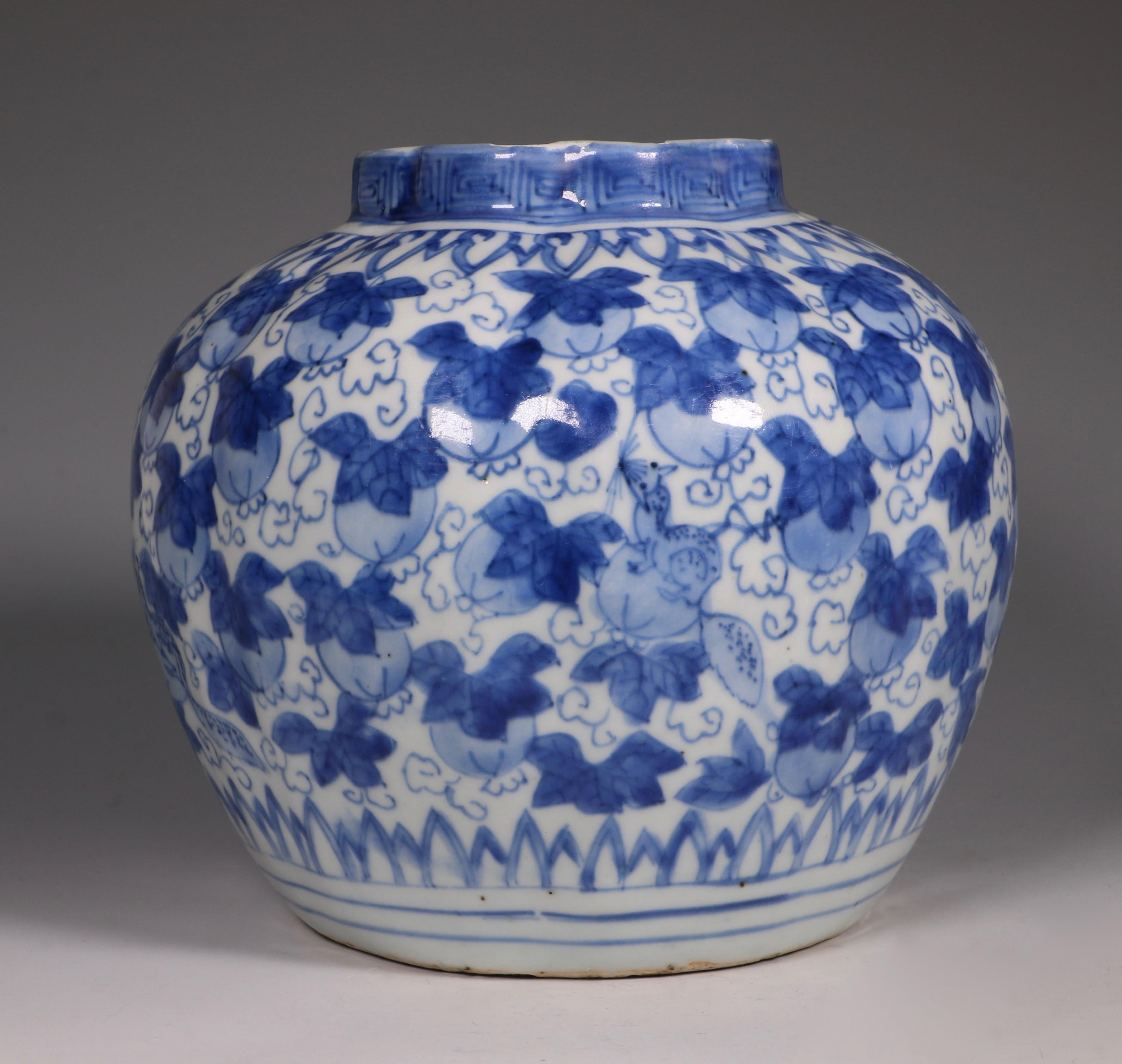 Ein blau-weiß gelappter Krug. Dekoriert in einem schönen Blauton mit Spitzmäusen zwischen Kürbissen, die an Ranken wachsen.

Wanli Ende des 16. Jahrhunderts.

