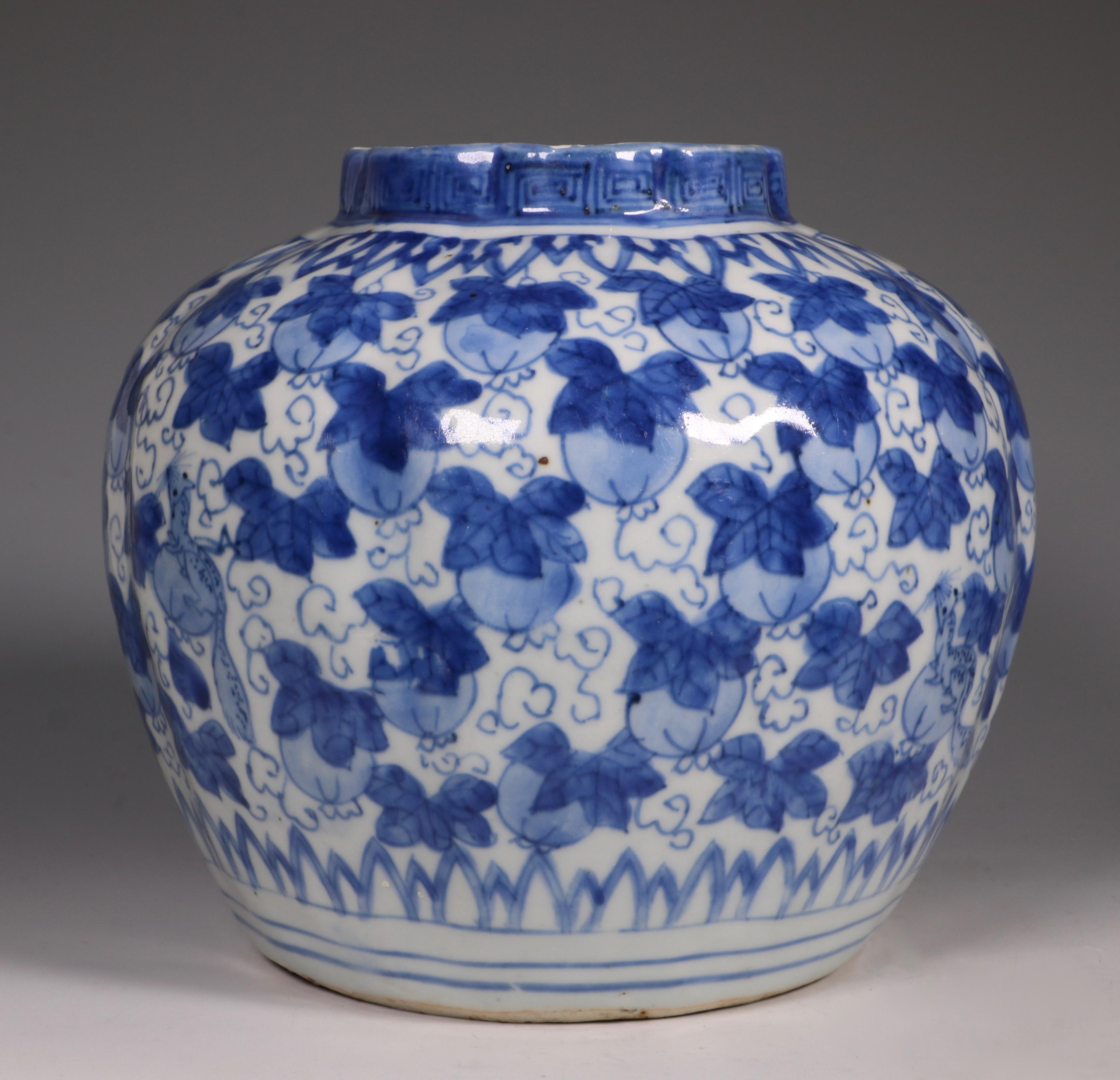 Chinese Porcelain Ming Blue and White Jar Wanli Late 16th Century In Good Condition For Sale In Frome, Somerset