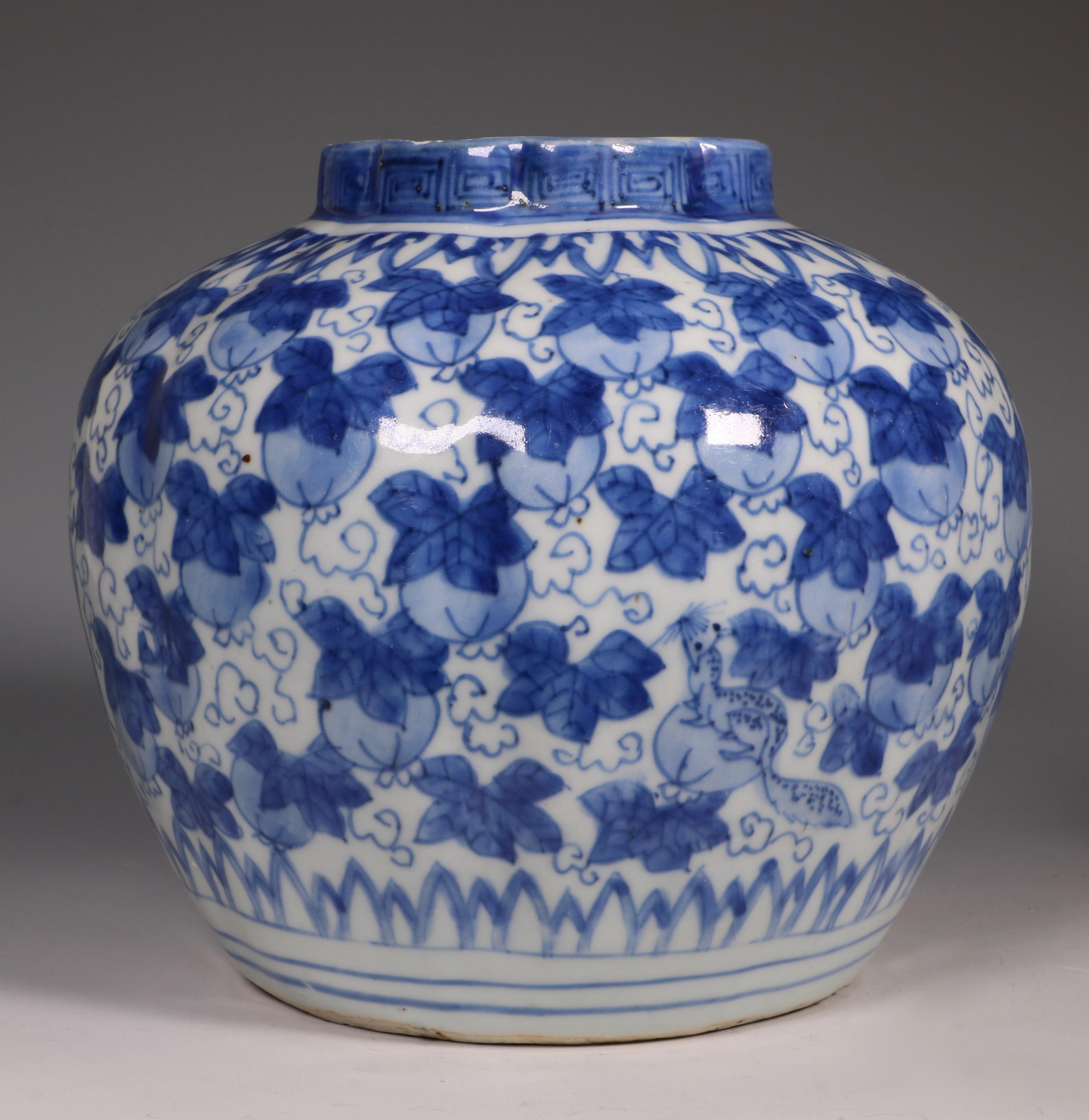 Chinese Porcelain Ming Blue and White Jar Wanli Late 16th Century For Sale 1
