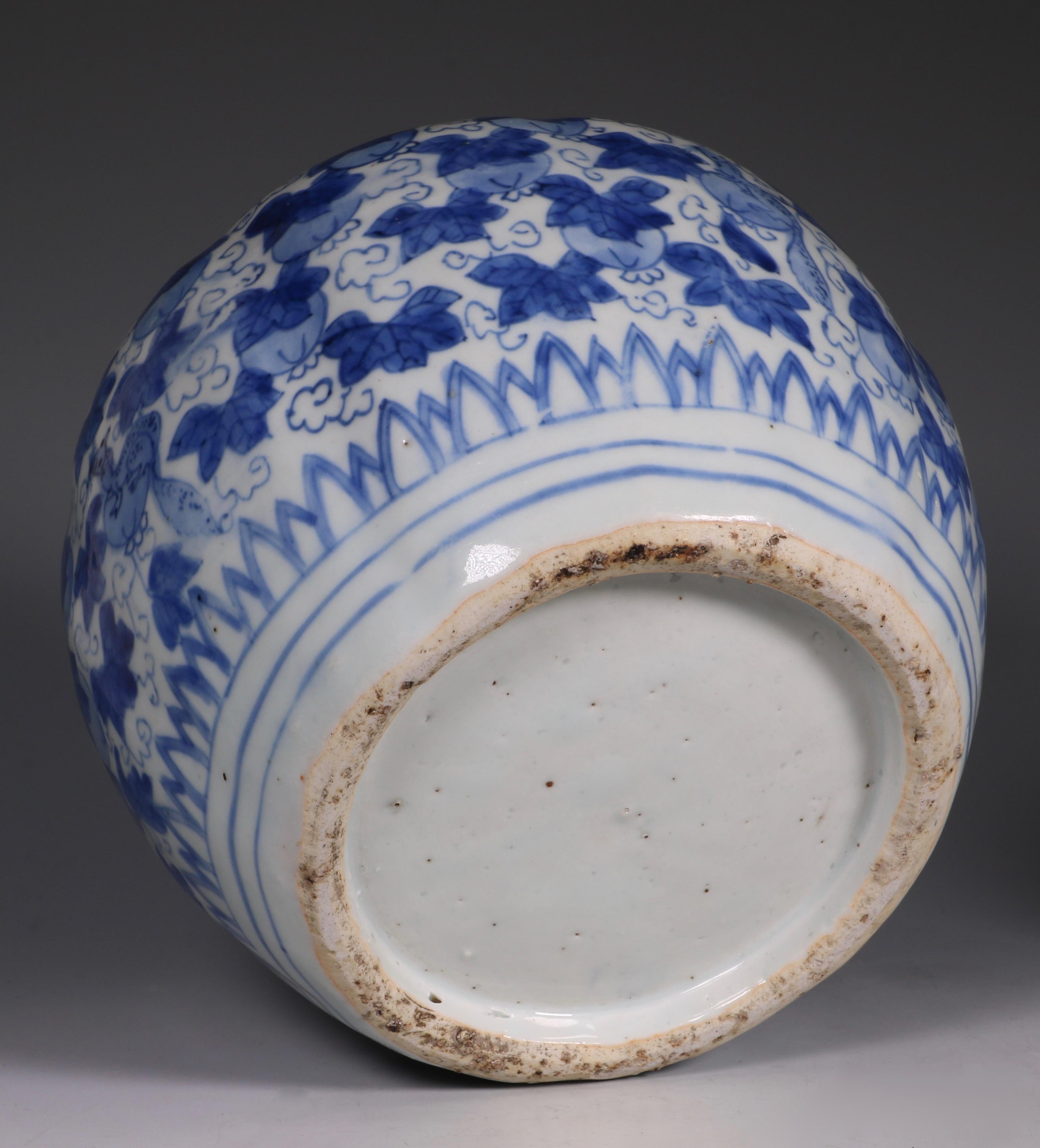 Chinese Porcelain Ming Blue and White Jar Wanli Late 16th Century For Sale 2