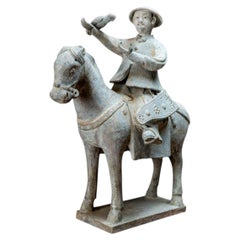 Une figurine équestre de la dynastie Ming représentant un cheval et un oiseau