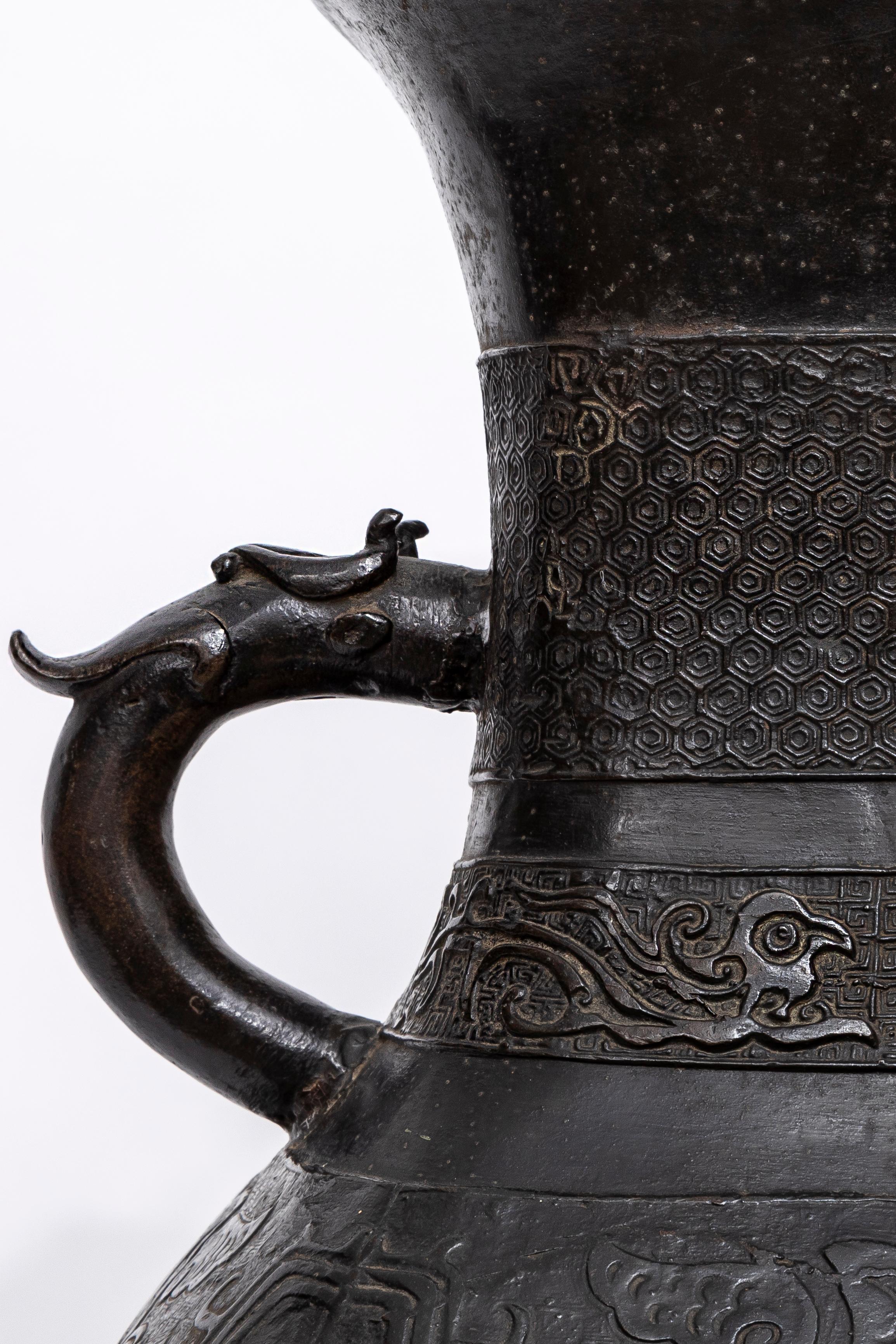 Patinierte Bronze-Reliefvase aus der Ming Dynasty, umgewandelt in eine Lampe im Angebot 4