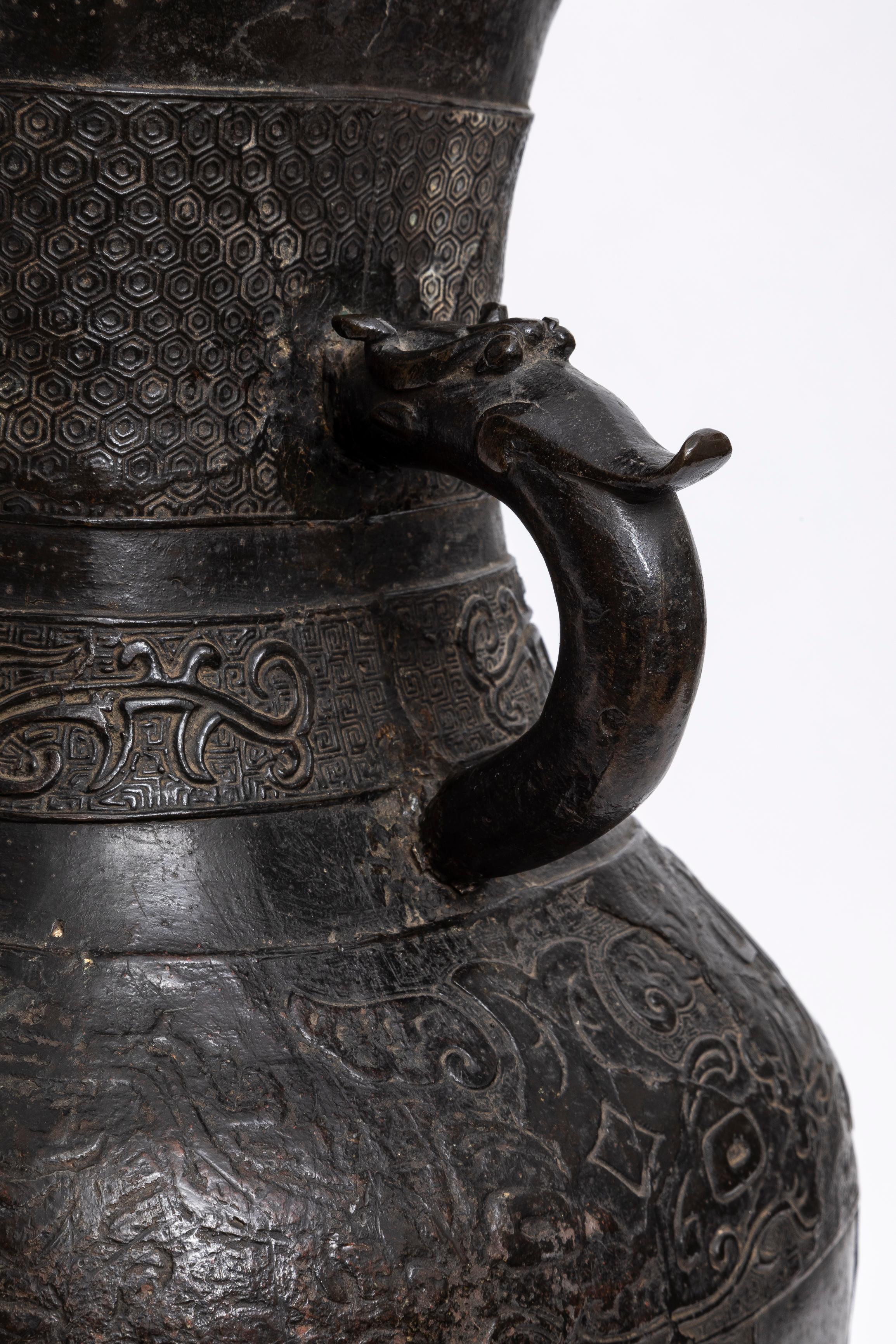 Patinierte Bronze-Reliefvase aus der Ming Dynasty, umgewandelt in eine Lampe im Angebot 5