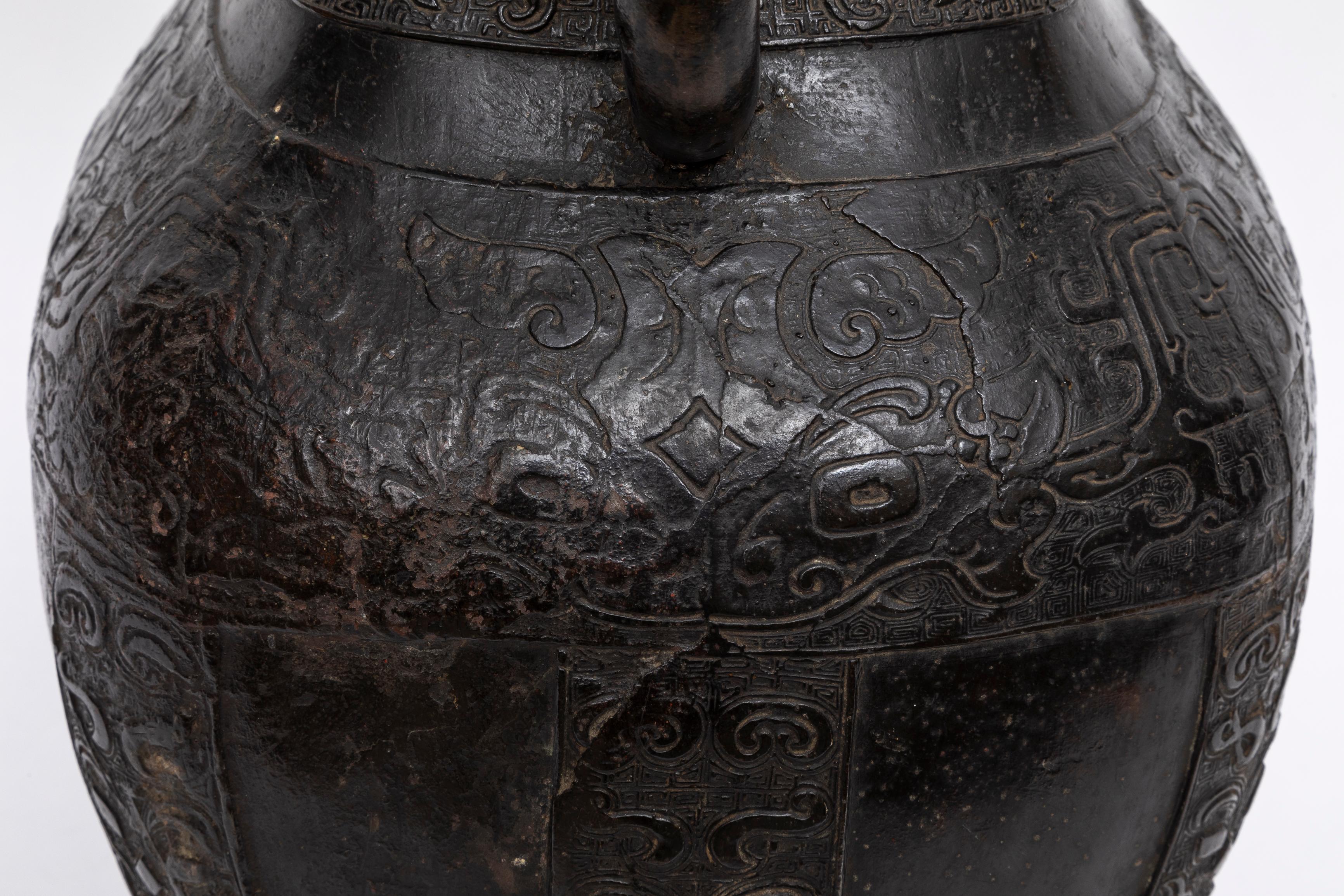 Patinierte Bronze-Reliefvase aus der Ming Dynasty, umgewandelt in eine Lampe im Angebot 7