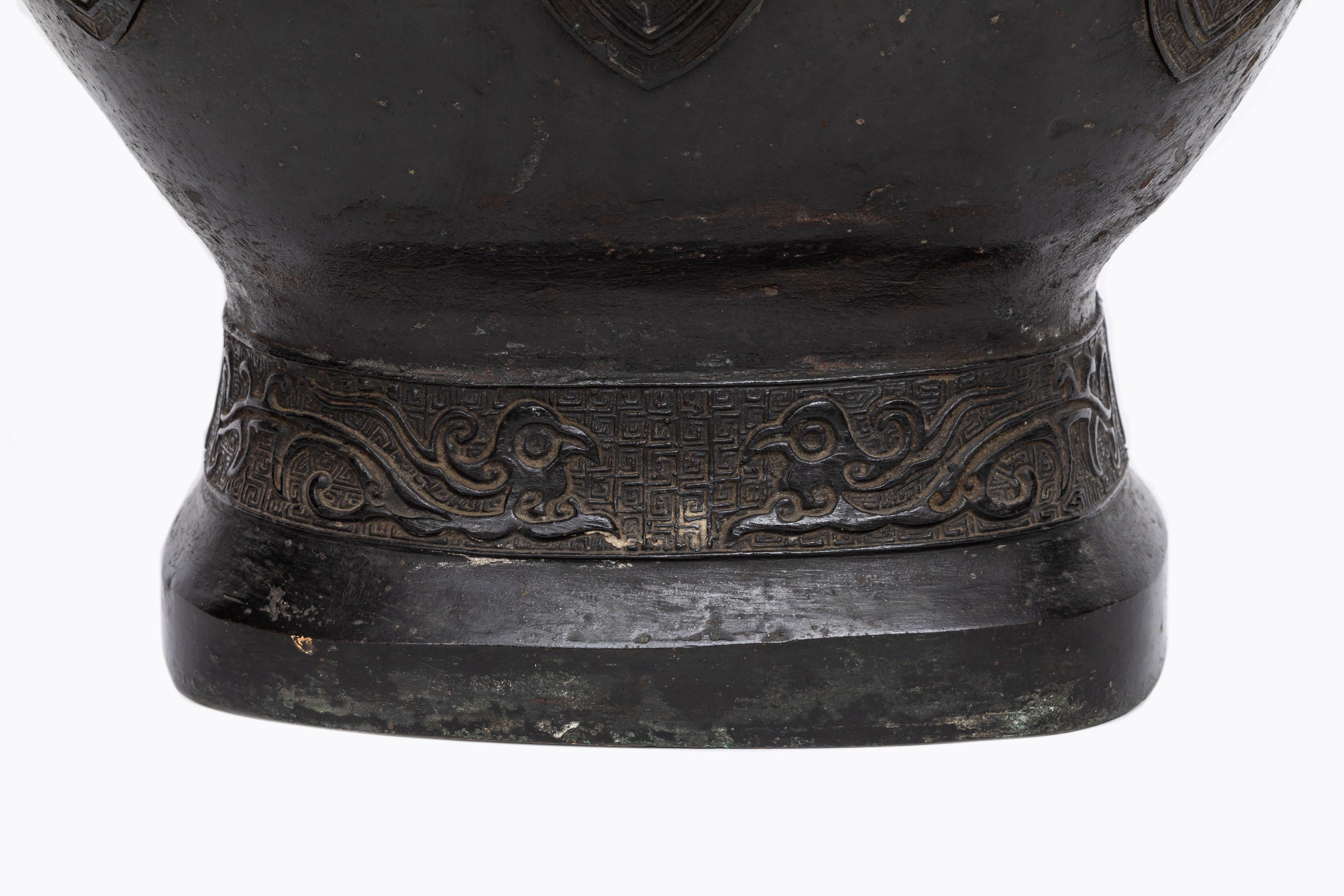 Patinierte Bronze-Reliefvase aus der Ming Dynasty, umgewandelt in eine Lampe im Angebot 8