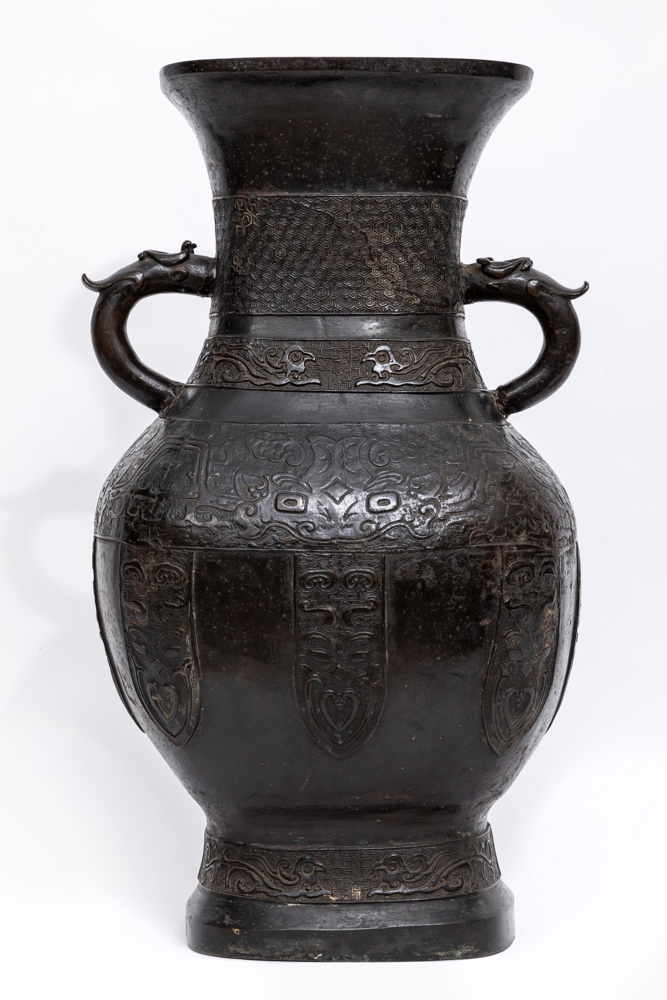 Diese monumentale Bronzevase aus der Ming-Periode (16./17. Jh.) ist ein schönes Beispiel für das verheißungsvolle Dekor und die für chinesisches Mobiliar typischen Markierungen. Die Vase ist mit Taotie-Masken gegossen, das Becken ist mit religiöser