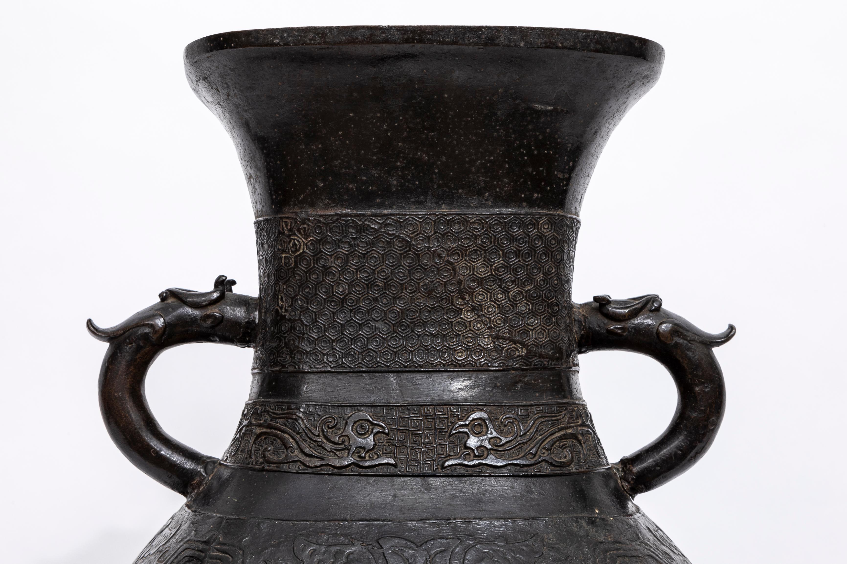 Patinierte Bronze-Reliefvase aus der Ming Dynasty, umgewandelt in eine Lampe im Angebot 3