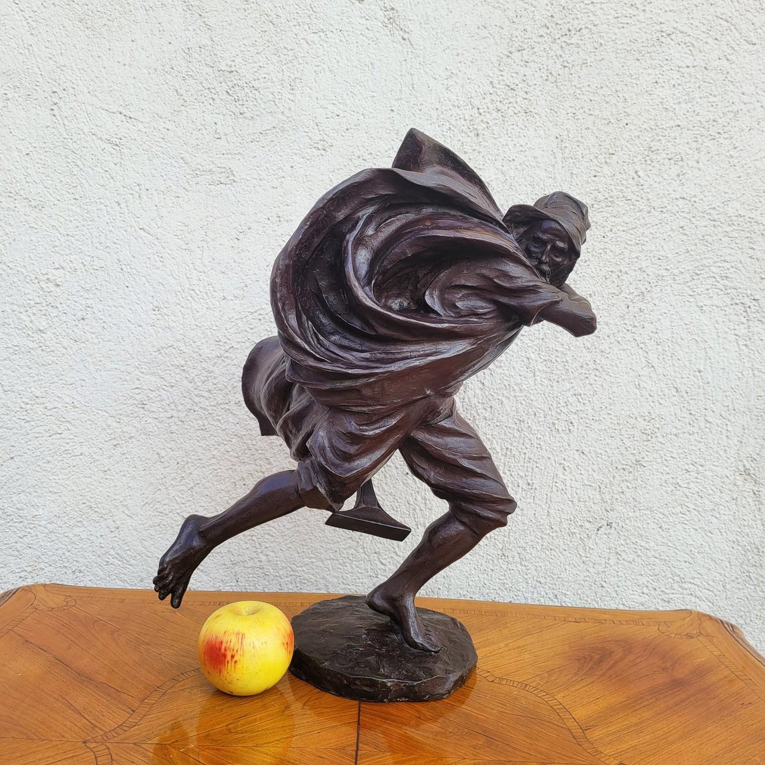 Orientalist bronze with a brown patina, representing an Arab in motion, a rifle in his hand, hiding in the folds of his clothing.   

This sculpture is signed on the base Miniati and bears the mention 