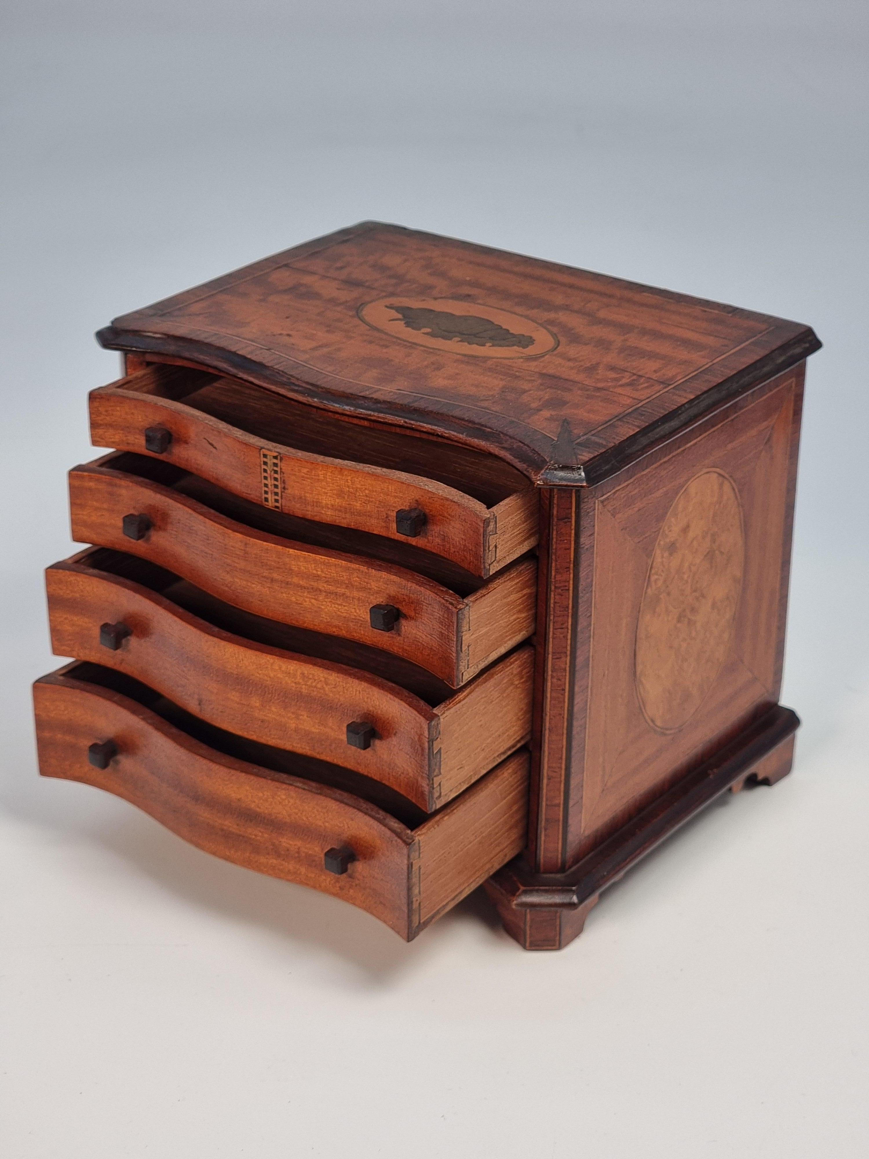 A miniature 18th C style mahogany English serpentine chest of drawers 1907 In Good Condition For Sale In Central England, GB