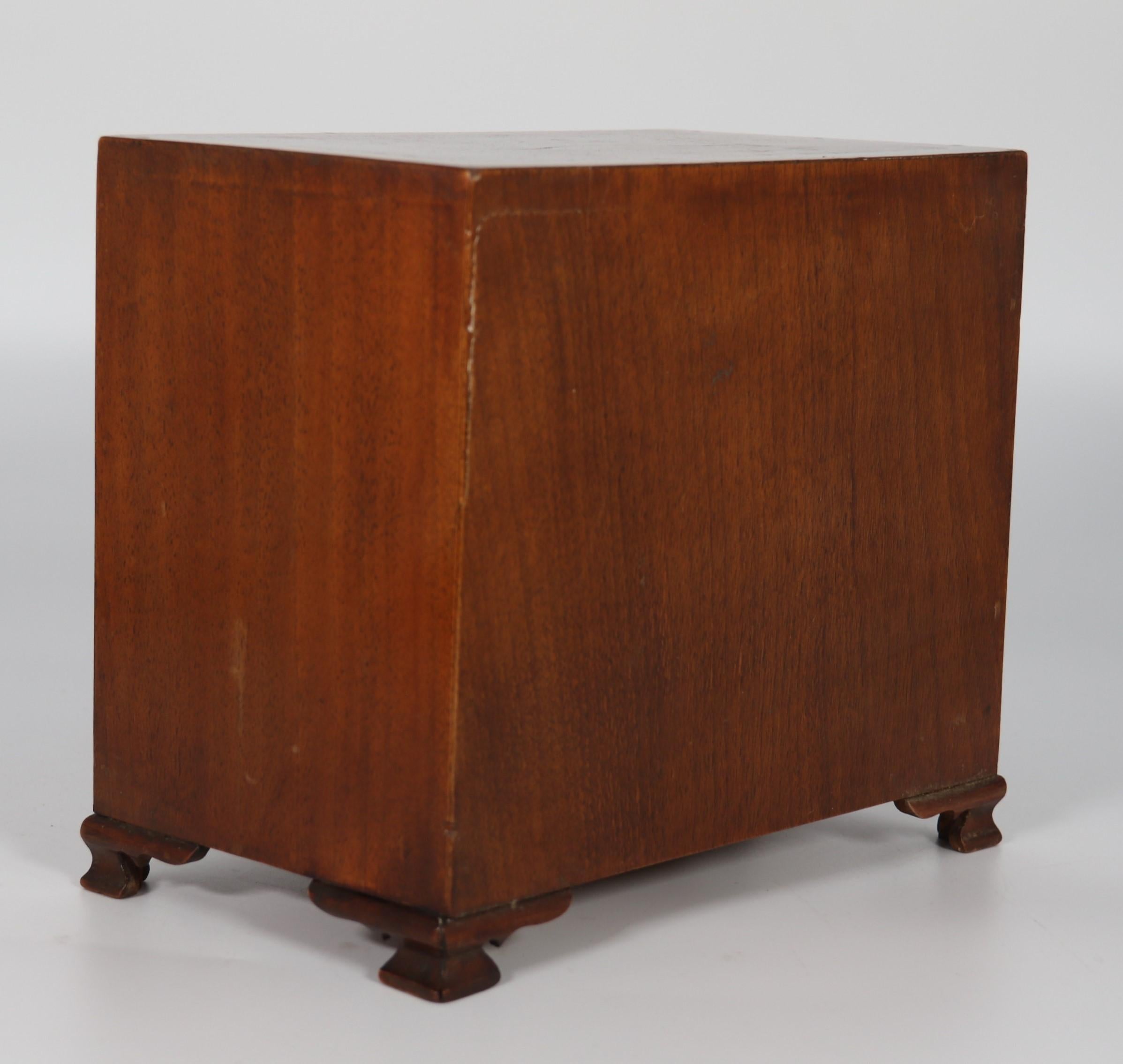 A miniature George II style figured walnut chest of drawers, English circa 1900 For Sale 3