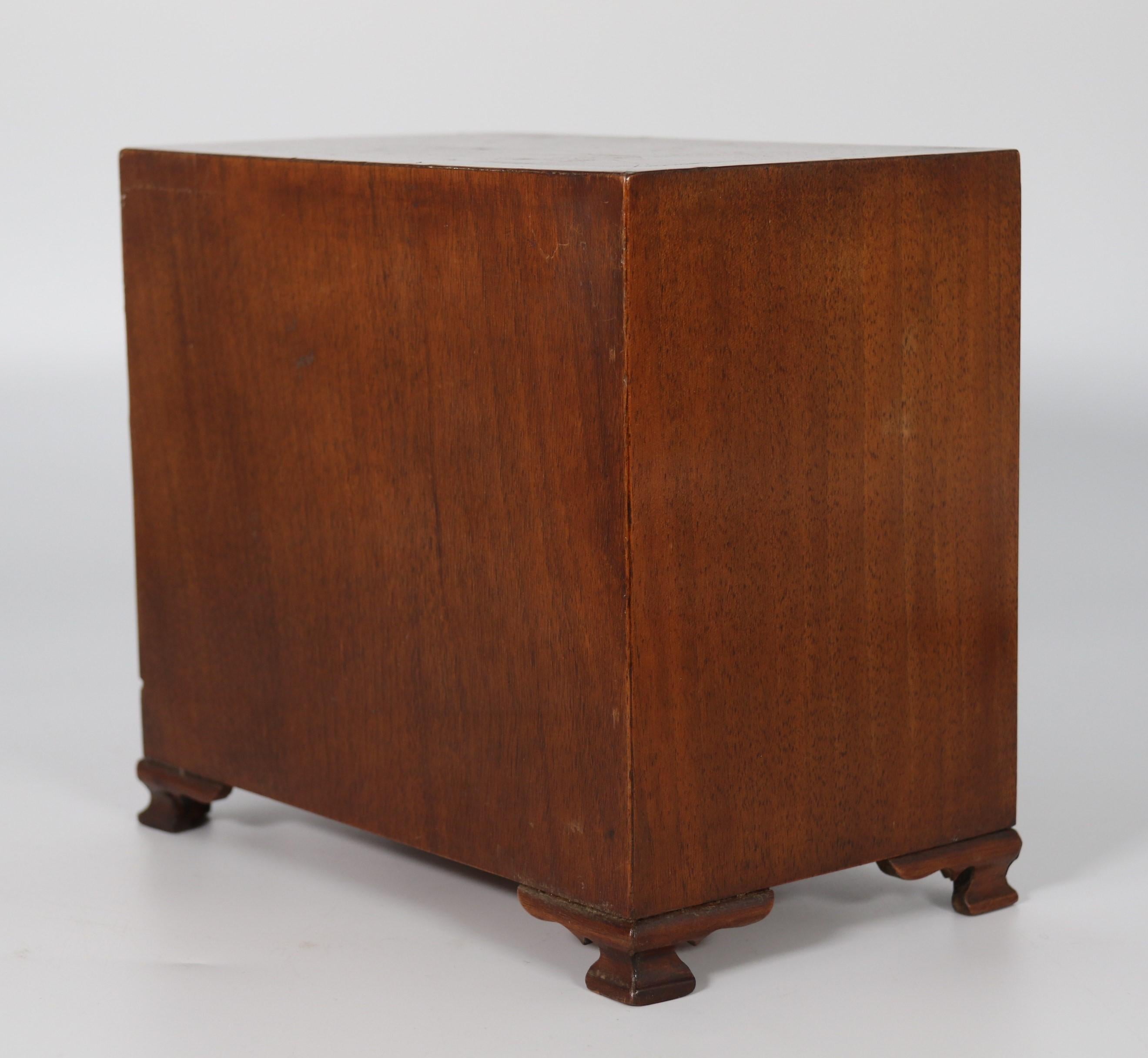A miniature George II style figured walnut chest of drawers, English circa 1900 For Sale 1