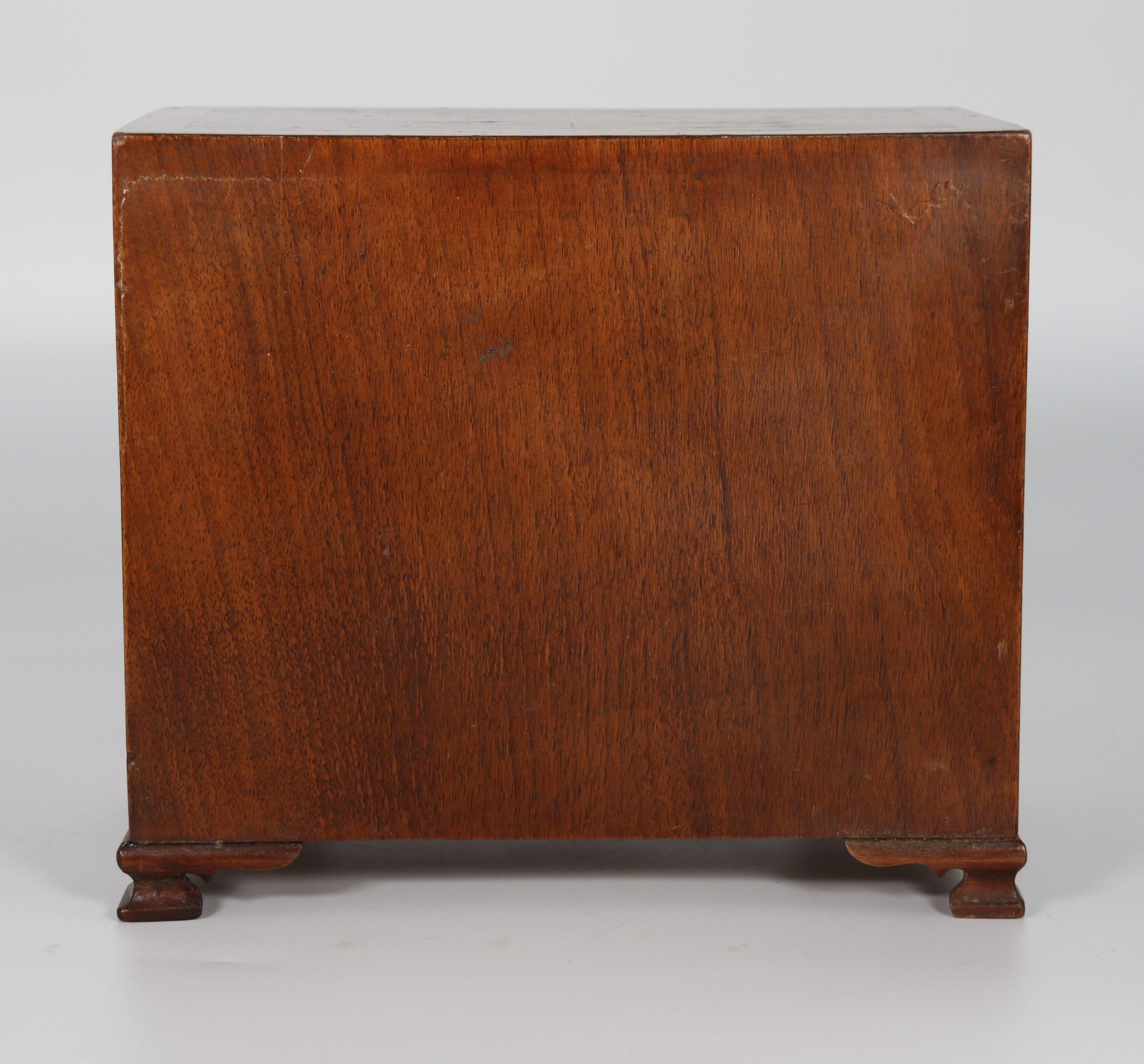 A miniature George II style figured walnut chest of drawers, English circa 1900 For Sale 2