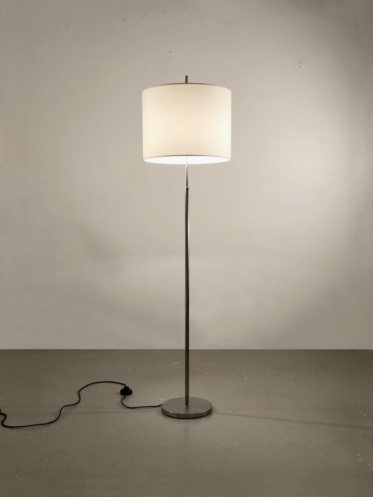Rare lampadaire télescopique, par Giuseppe Ostuni & Forti, édition O-Luce, Italie 1970. 
Ce lampadaire est à la fois minimaliste, moderniste et NO AGE. Sa base est lestée et circulaire et son axe vertical est en acier nickelé ; son abat-jour est