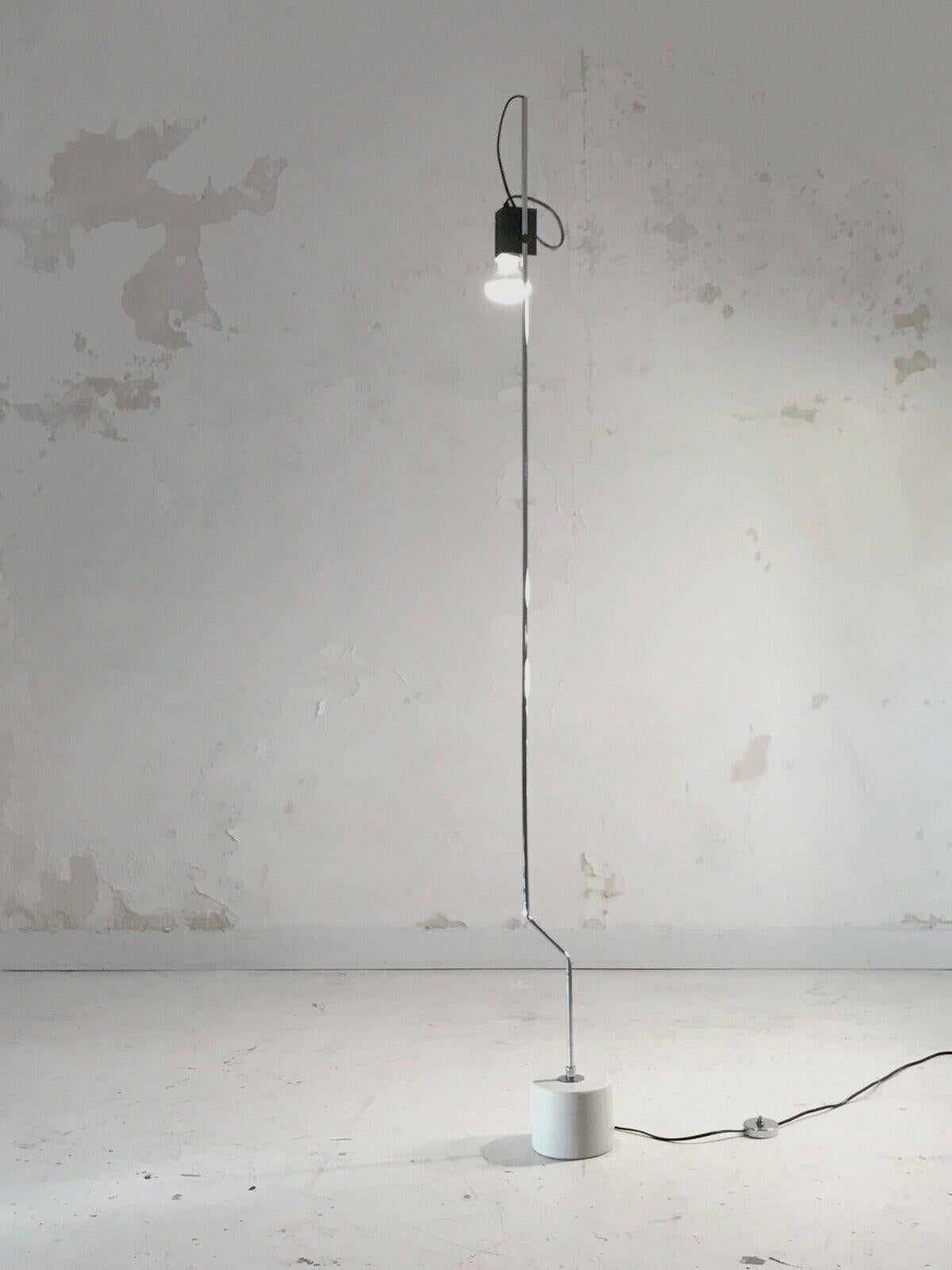 A rare and powerful floor lamp, Minimalist, Modernist, Space-Age, cylindrical base in solid white Carrara marble, vertical axis with diagonal offset, black lacquered metal structure for Cornalux bulb, to be attributed, Italy 1970.

DIMENSIONS: 186 x