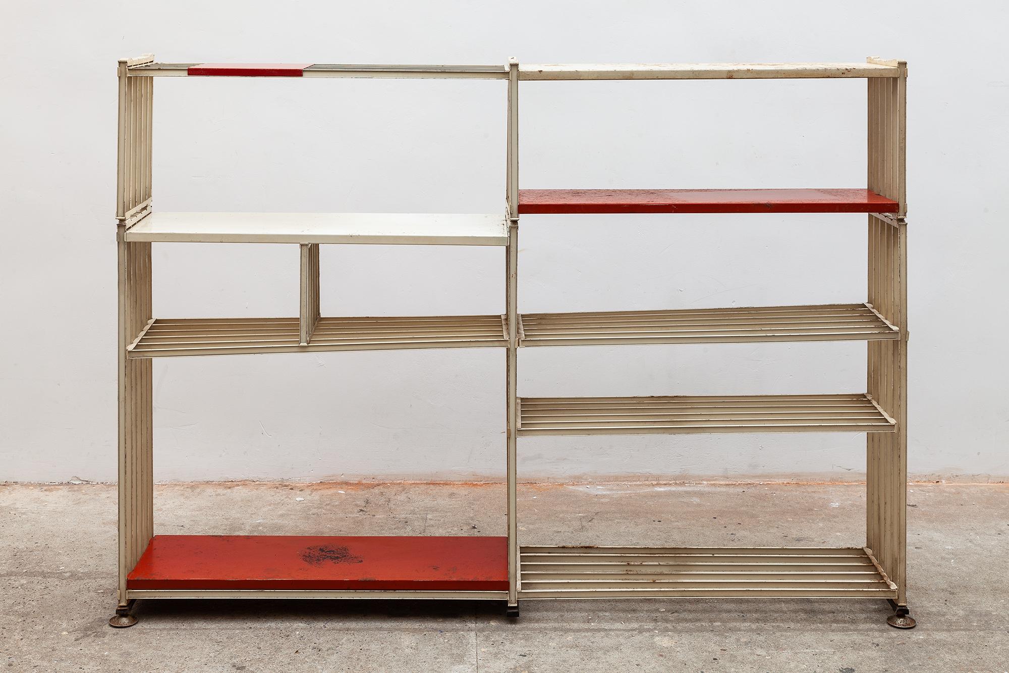 Pilastro wire bookshelf with original enameled metal plates in white and red. In original condition with visible signs of wear and some paint loss and minimal surface rust. The shelves can be adjusted in height.