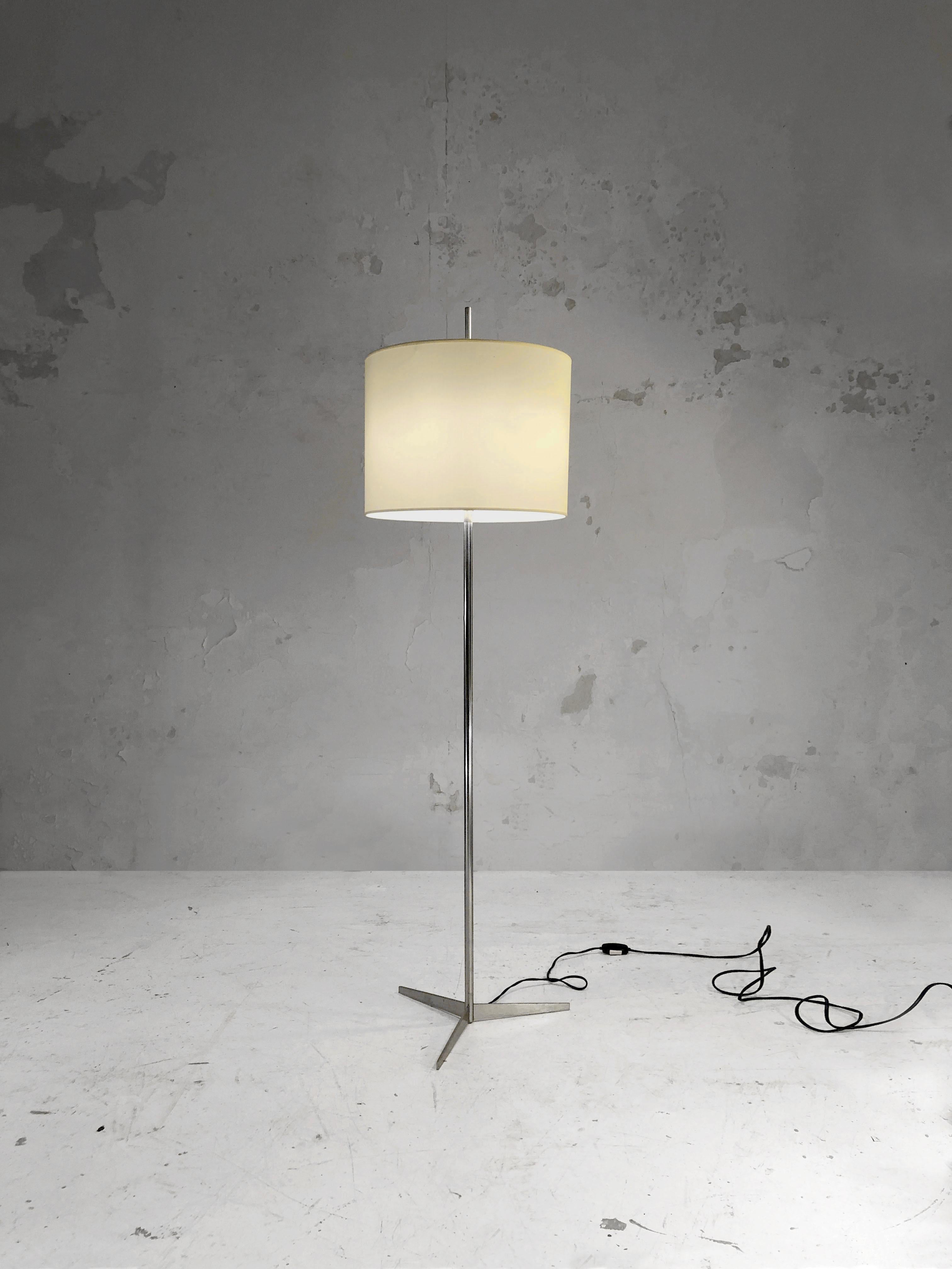 A rare and authentic floor lamp, Mid-Century-Modern,  Minimalist, Radical, simple tripod base, thin telescopic axe, cylindrical shade,  Model 539 by Tito Agnoli for O-Luce, Italy 1950. 

CONDITION: In beautiful original condition.
