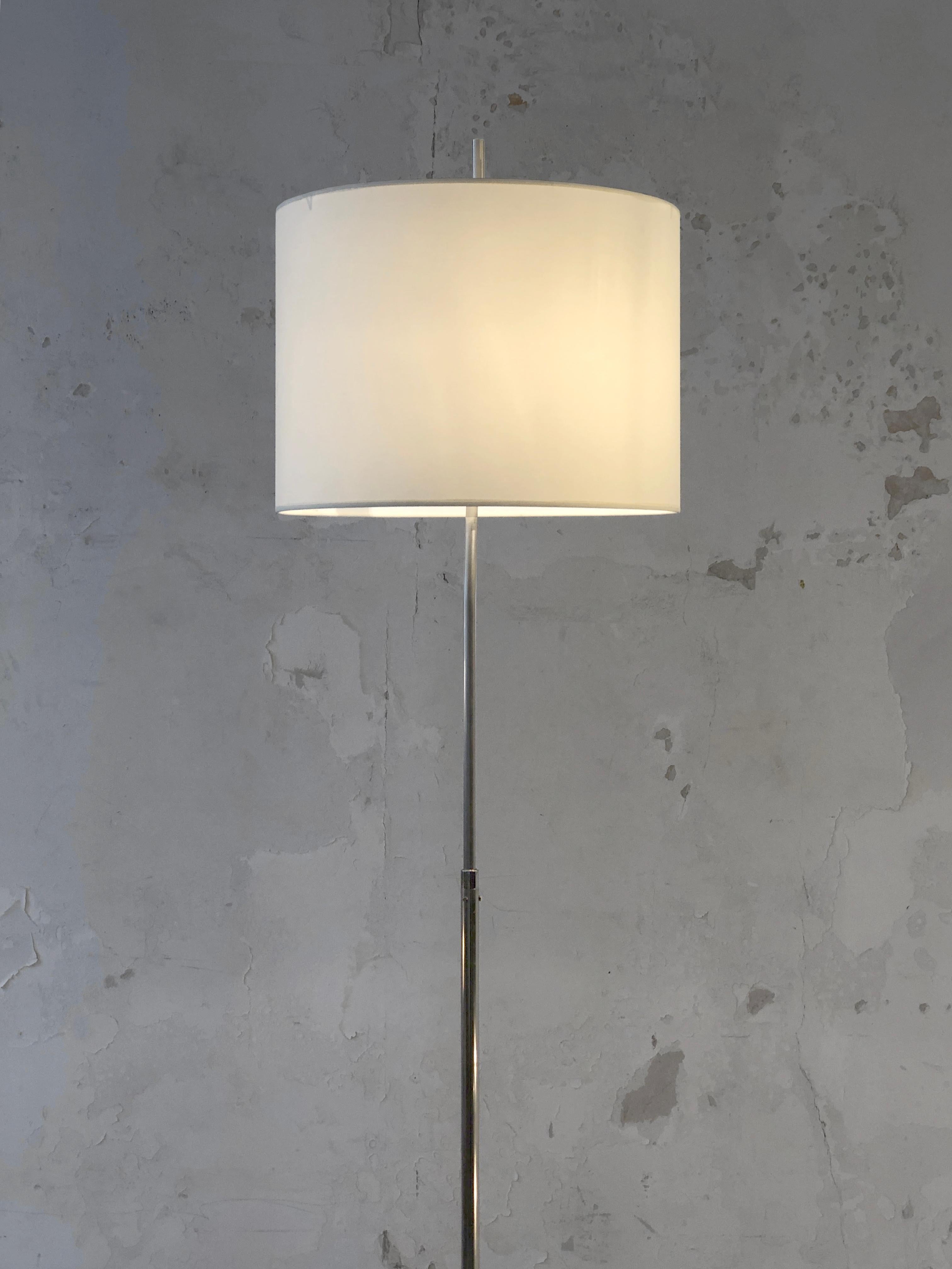 Italian A MINIMALIST MID-CENTURY-MODERN FLOOR LAMP by TITO AGNOLI & OLUCE, Italy 1950 For Sale
