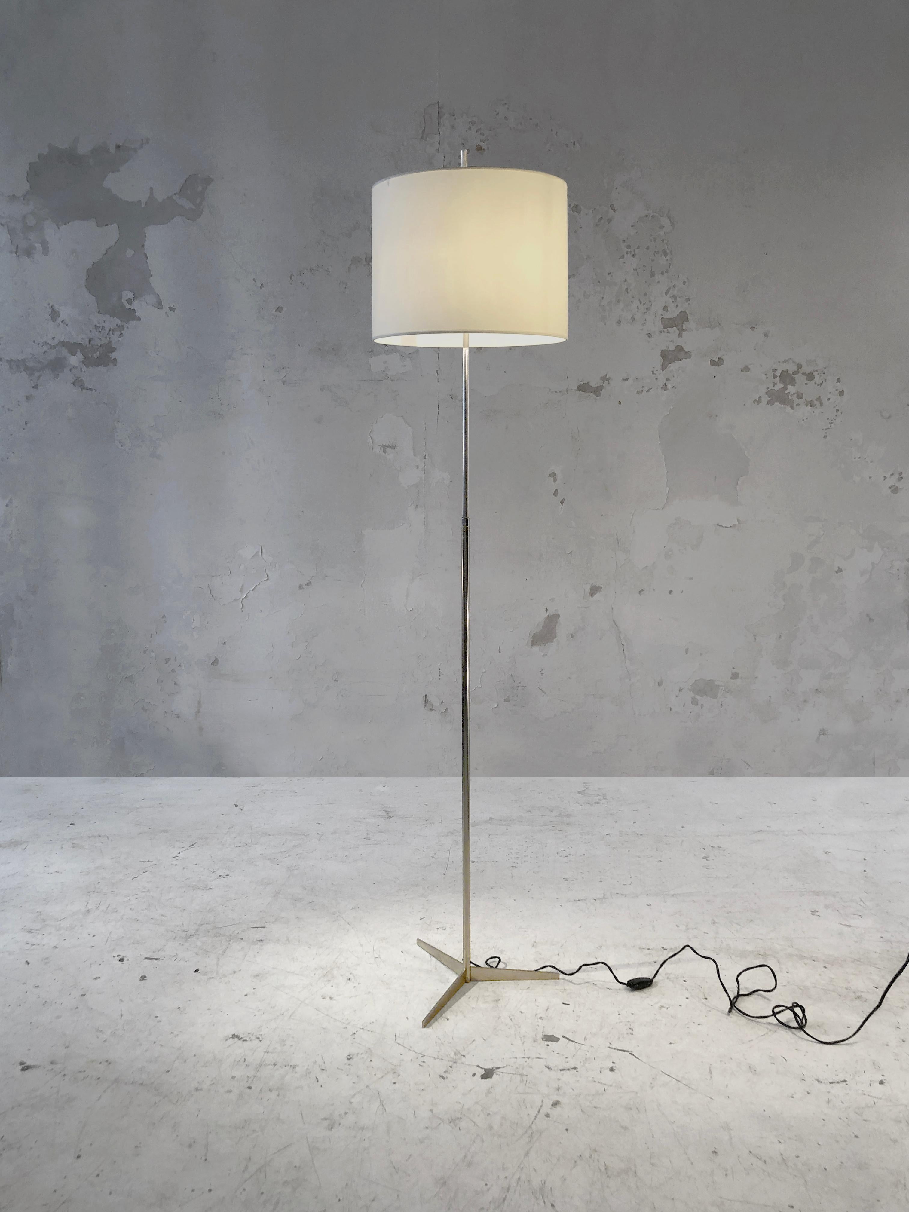 Mid-20th Century A MINIMALIST MID-CENTURY-MODERN FLOOR LAMP by TITO AGNOLI & OLUCE, Italy 1950 For Sale