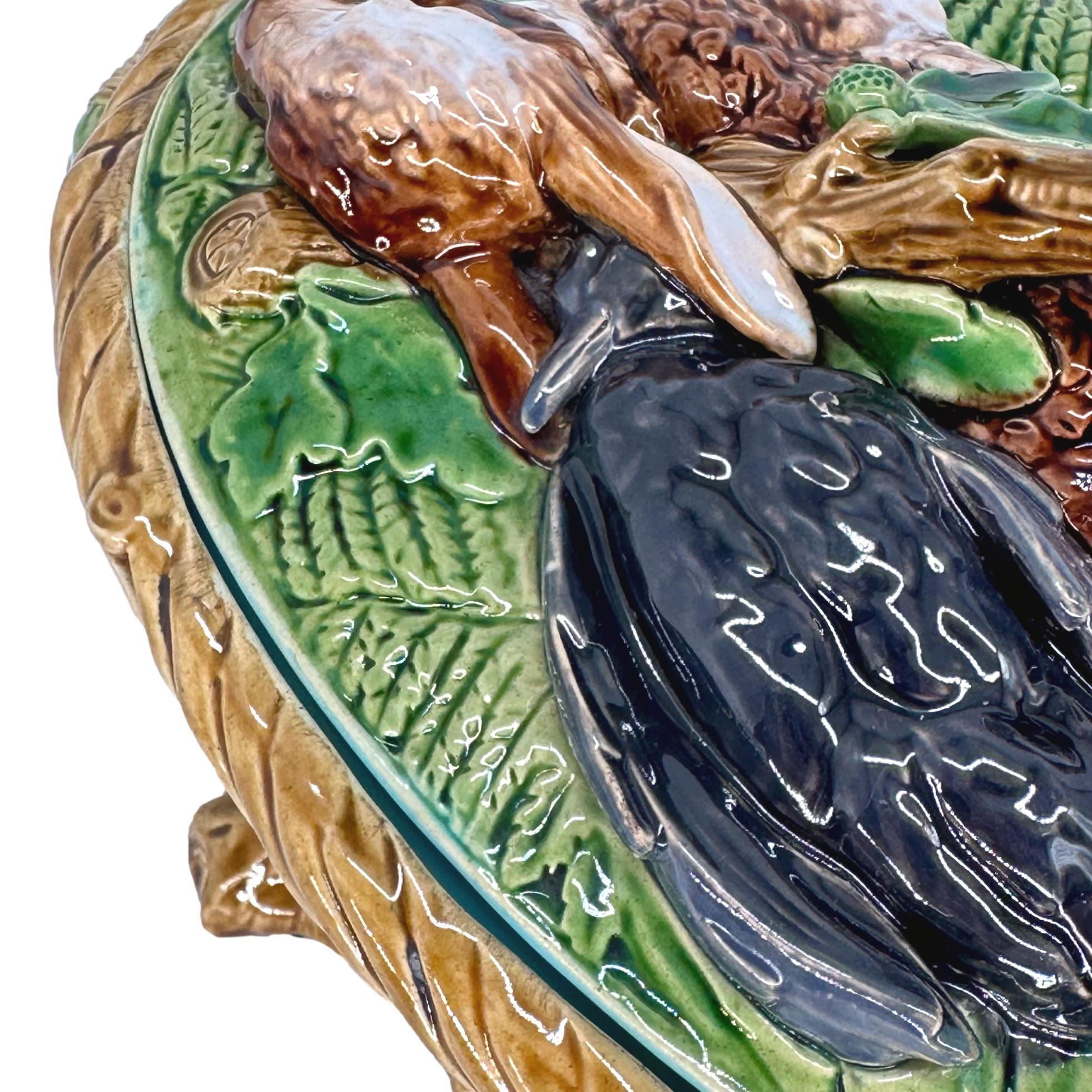 Soupière à tarte, couvercle et doublure en majolique de Minton, datant de 1859. en vente 2