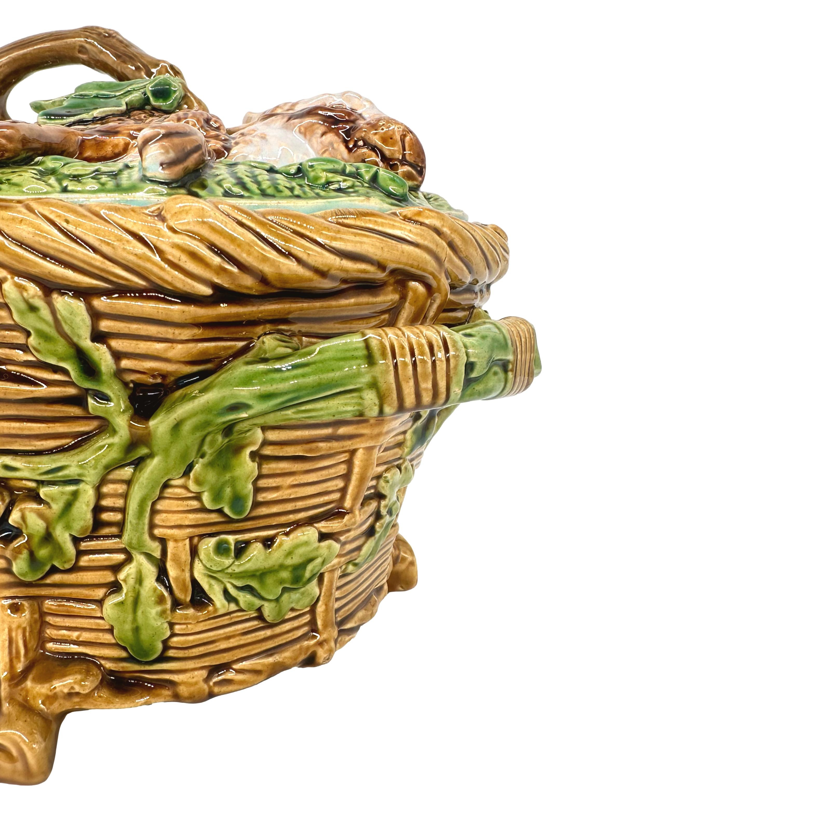 Soupière à tarte, couvercle et doublure en majolique de Minton, datant de 1859. en vente 4