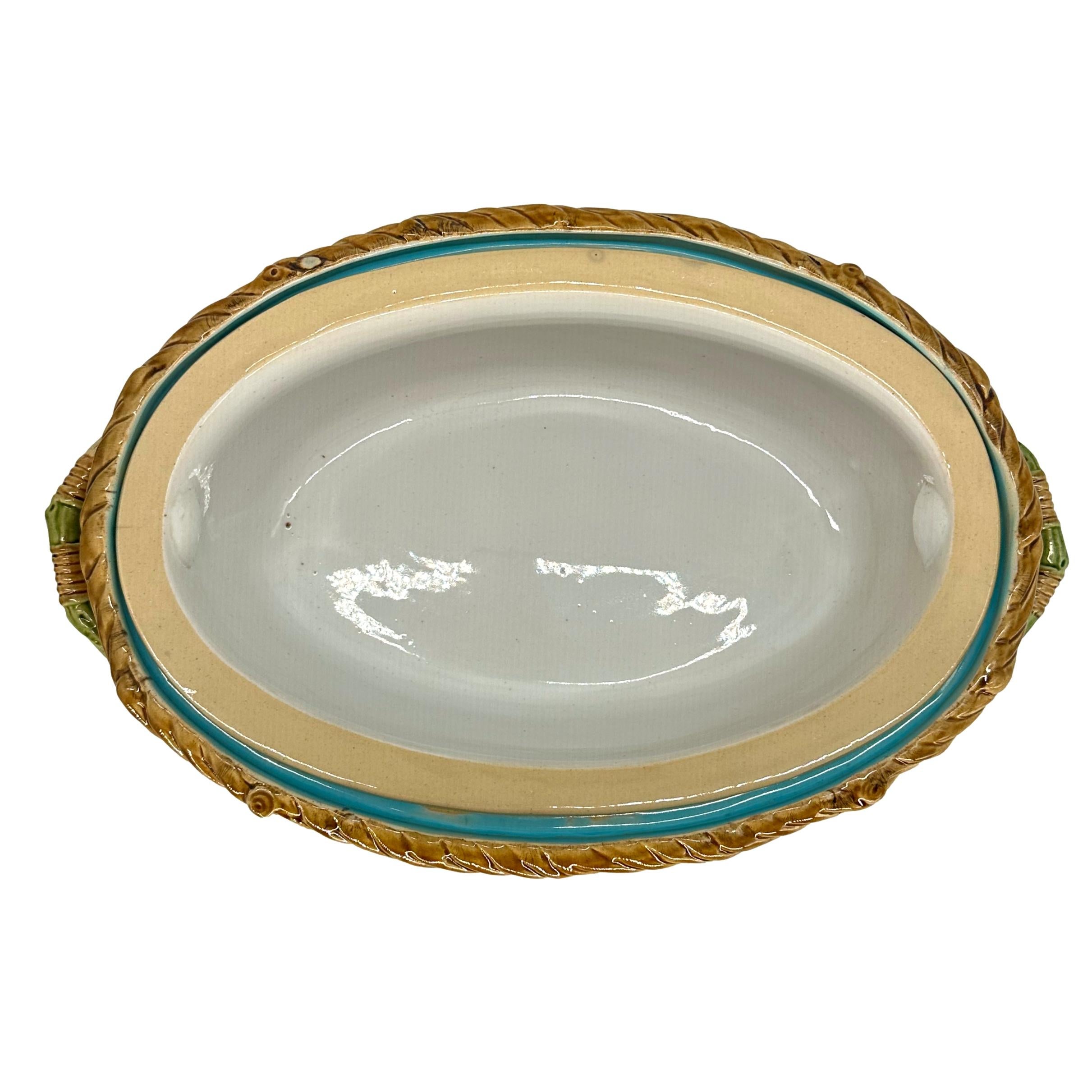Soupière à tarte, couvercle et doublure en majolique de Minton, datant de 1859. en vente 5