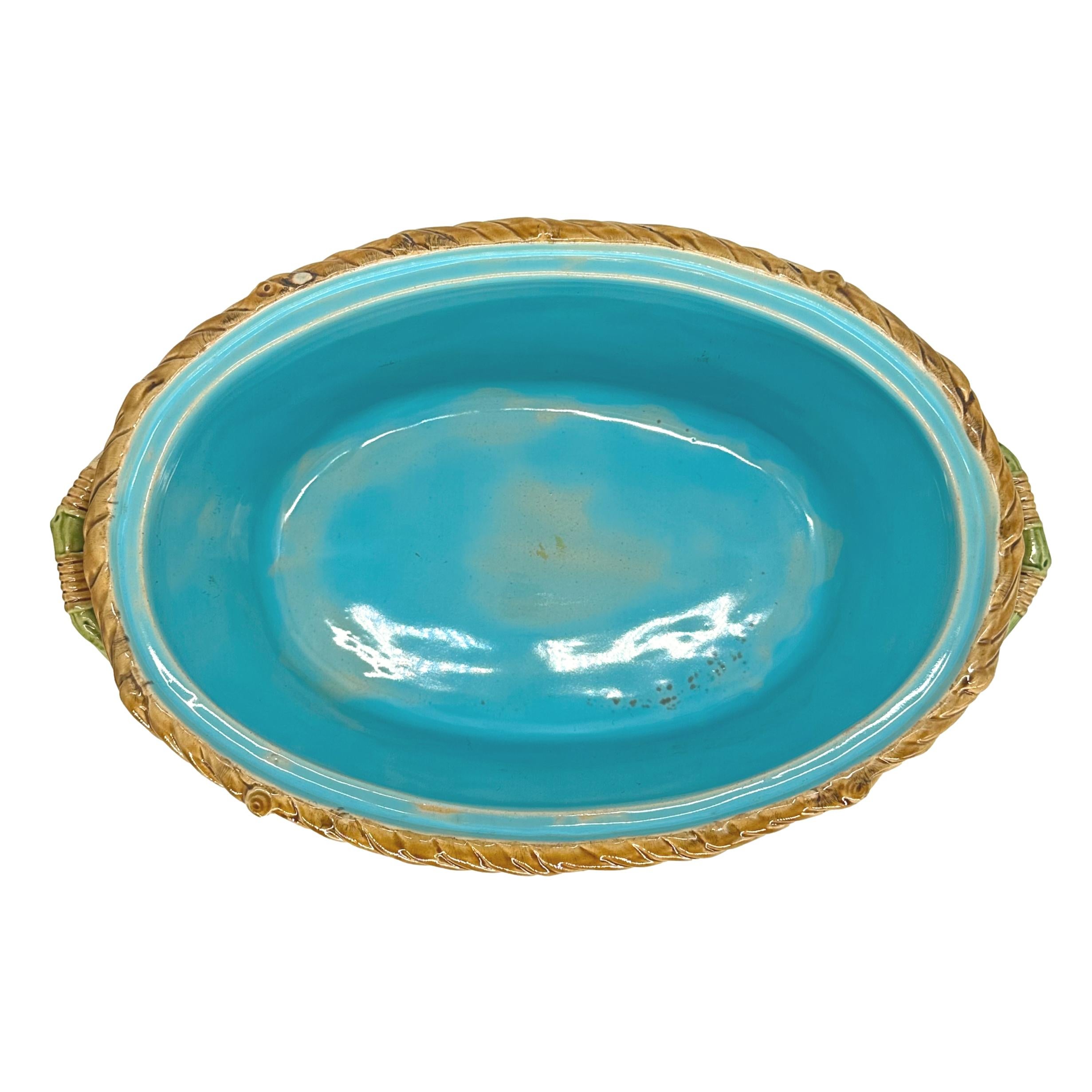 Soupière à tarte, couvercle et doublure en majolique de Minton, datant de 1859. en vente 6