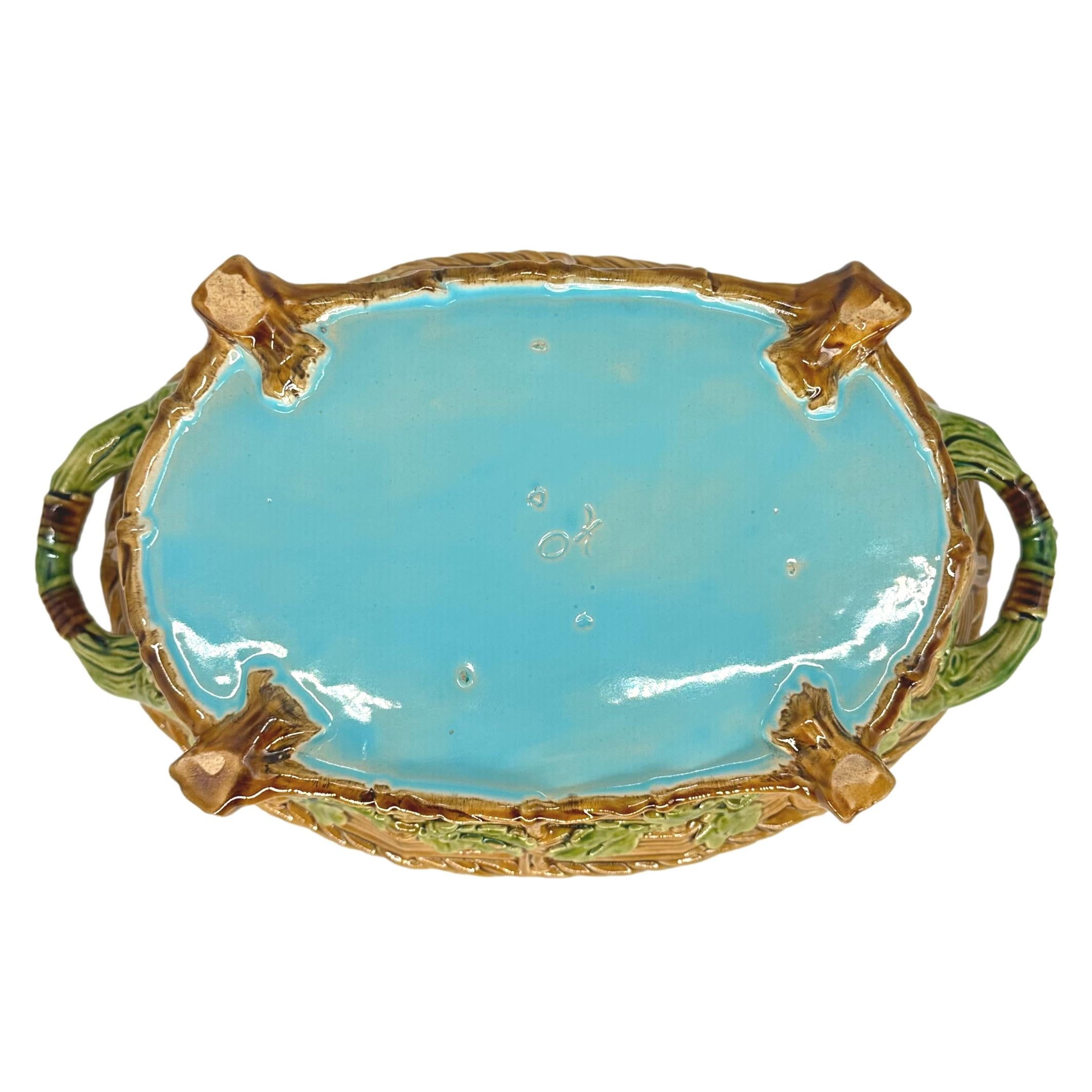 Soupière à tarte, couvercle et doublure en majolique de Minton, datant de 1859. en vente 9