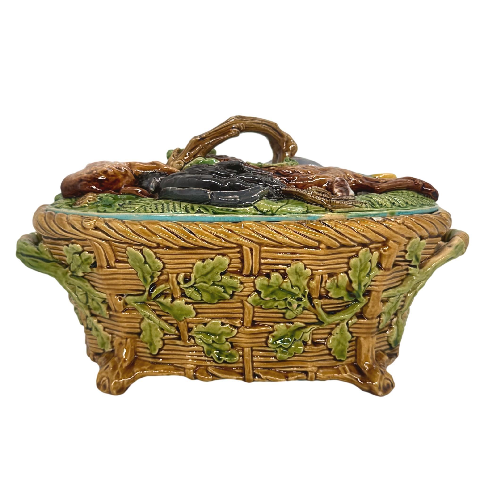 Victorien Soupière à tarte, couvercle et doublure en majolique de Minton, datant de 1859. en vente