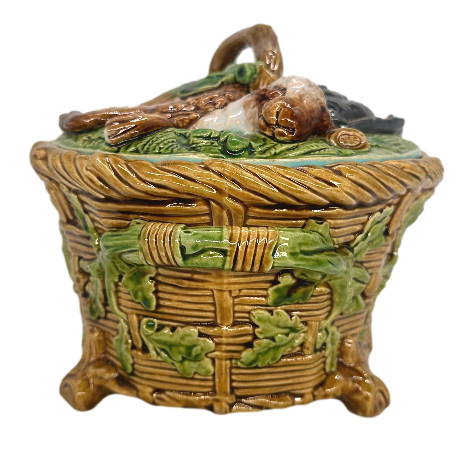 Anglais Soupière à tarte, couvercle et doublure en majolique de Minton, datant de 1859. en vente