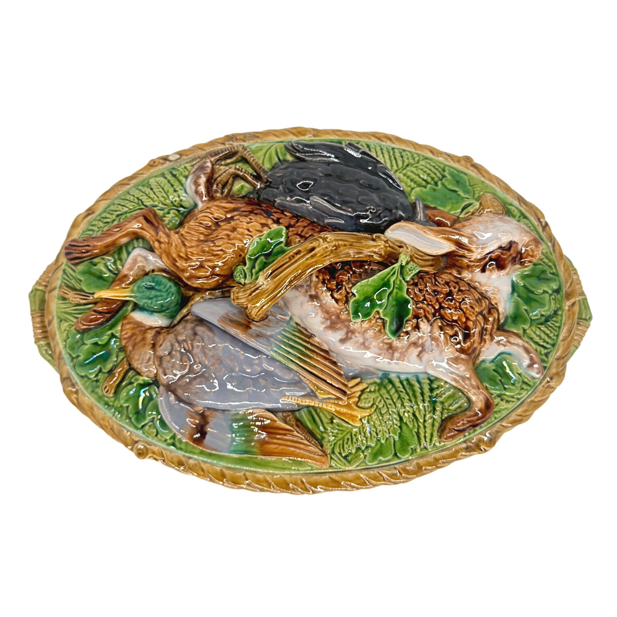 Moulé Soupière à tarte, couvercle et doublure en majolique de Minton, datant de 1859. en vente