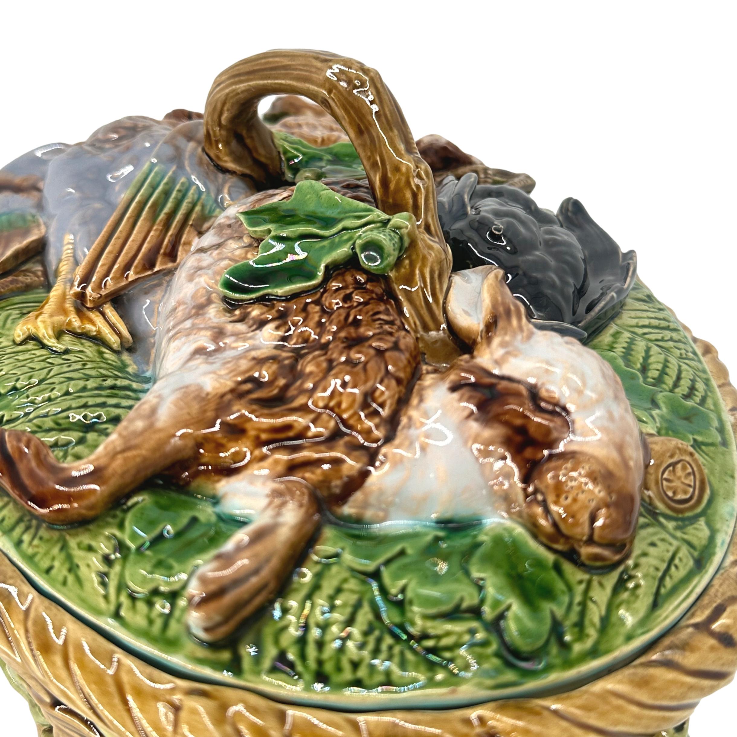 Soupière à tarte, couvercle et doublure en majolique de Minton, datant de 1859. Bon état - En vente à Banner Elk, NC