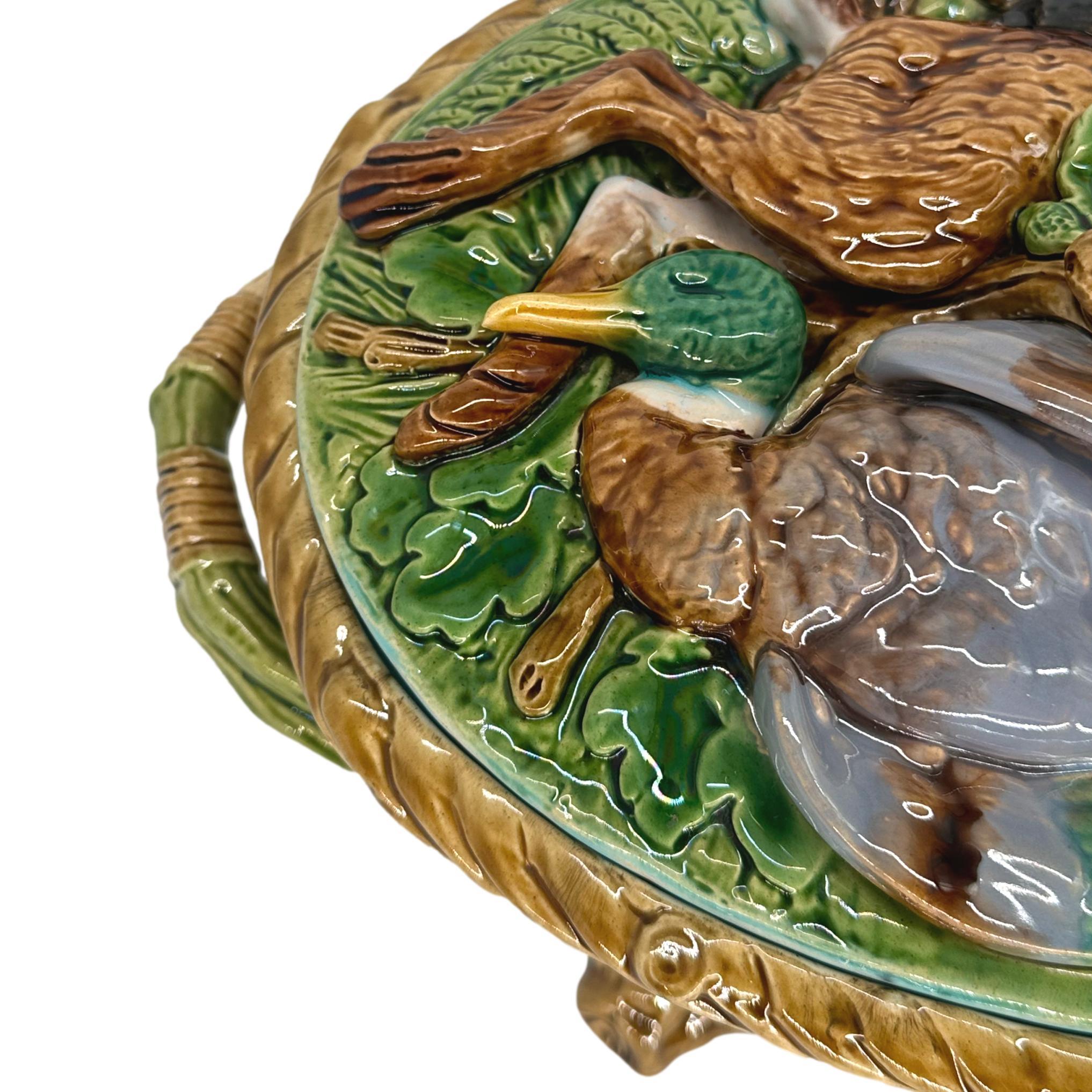 Soupière à tarte, couvercle et doublure en majolique de Minton, datant de 1859. en vente 1