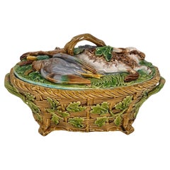 Sopera, tapa y forro de Minton Majolica Dead Game Pie, inglesa, fechada en 1859