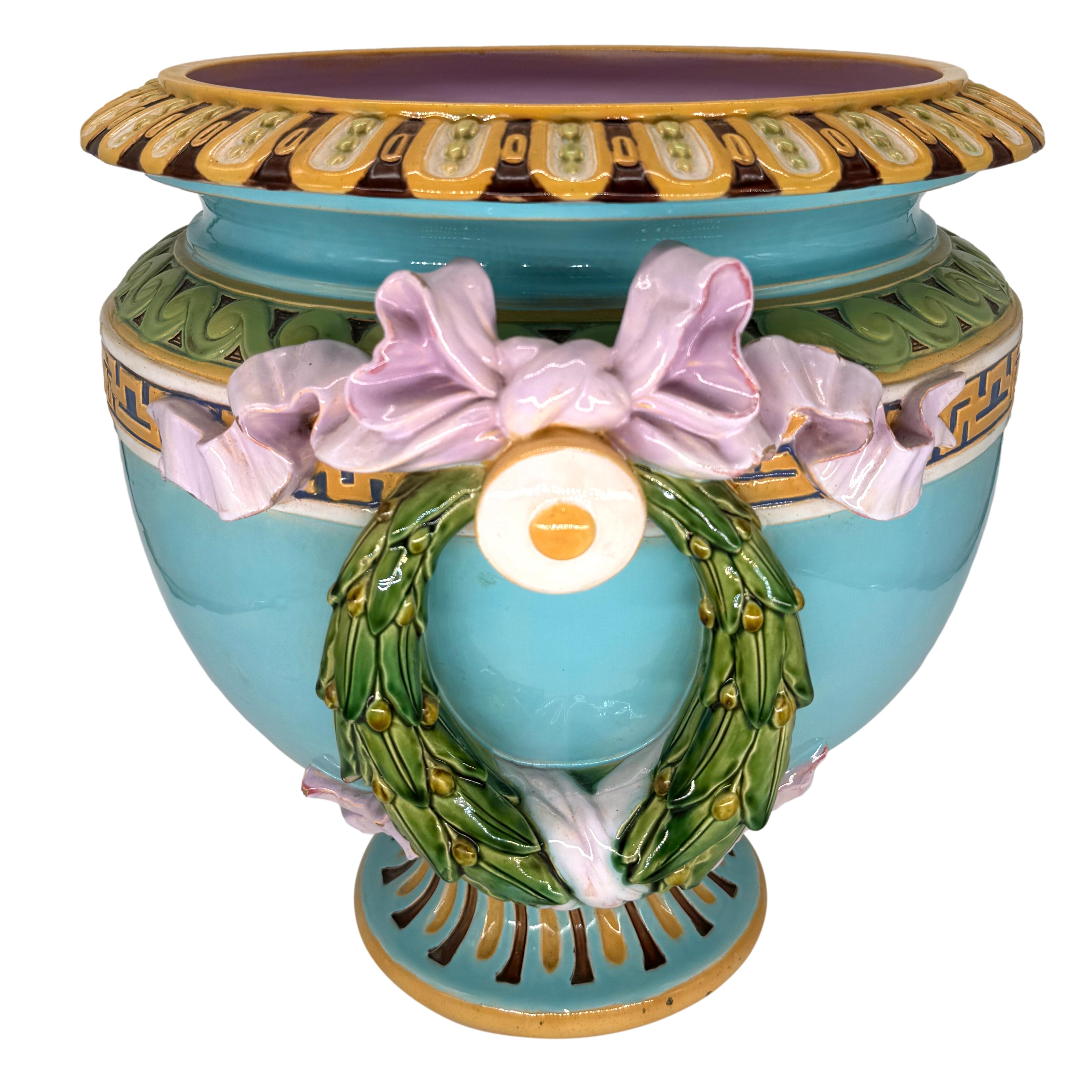 Jardinera neoclásica de mayólica Minton con coronas de laurel, inglesa, ca. 1868 Victoriano en venta
