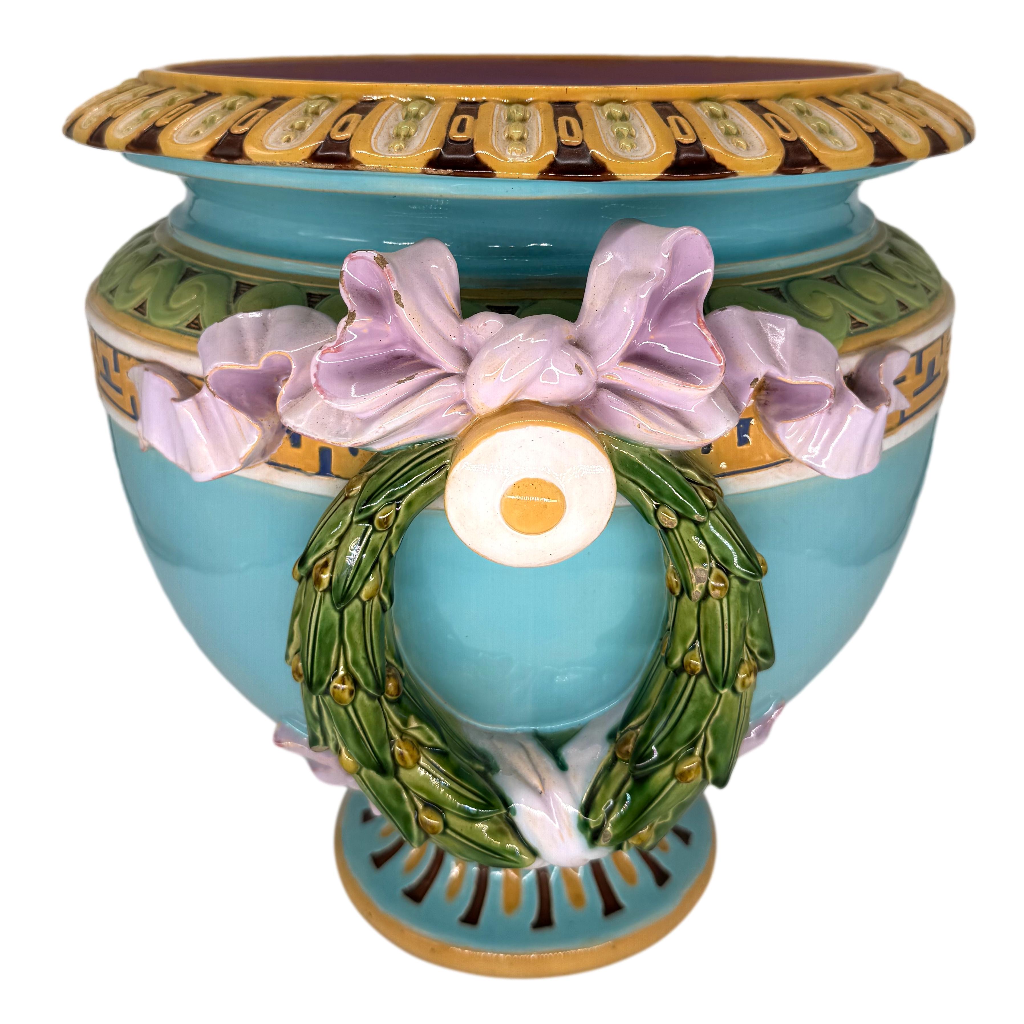 Jardinera neoclásica de mayólica Minton con coronas de laurel, inglesa, ca. 1868 Inglés en venta
