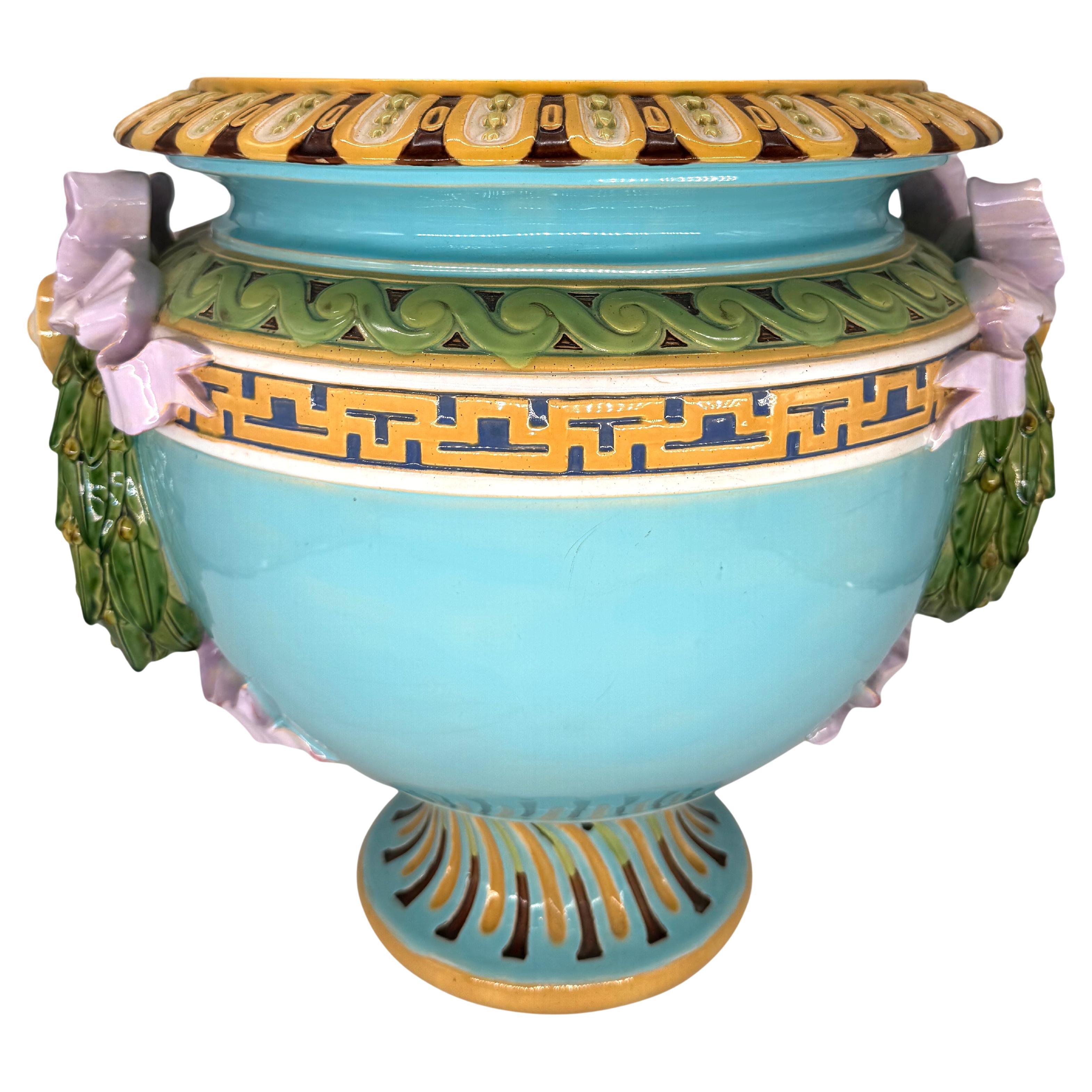 Jardiniere neoclassico in maiolica di Minton con corone di alloro, inglese, 1868 ca.